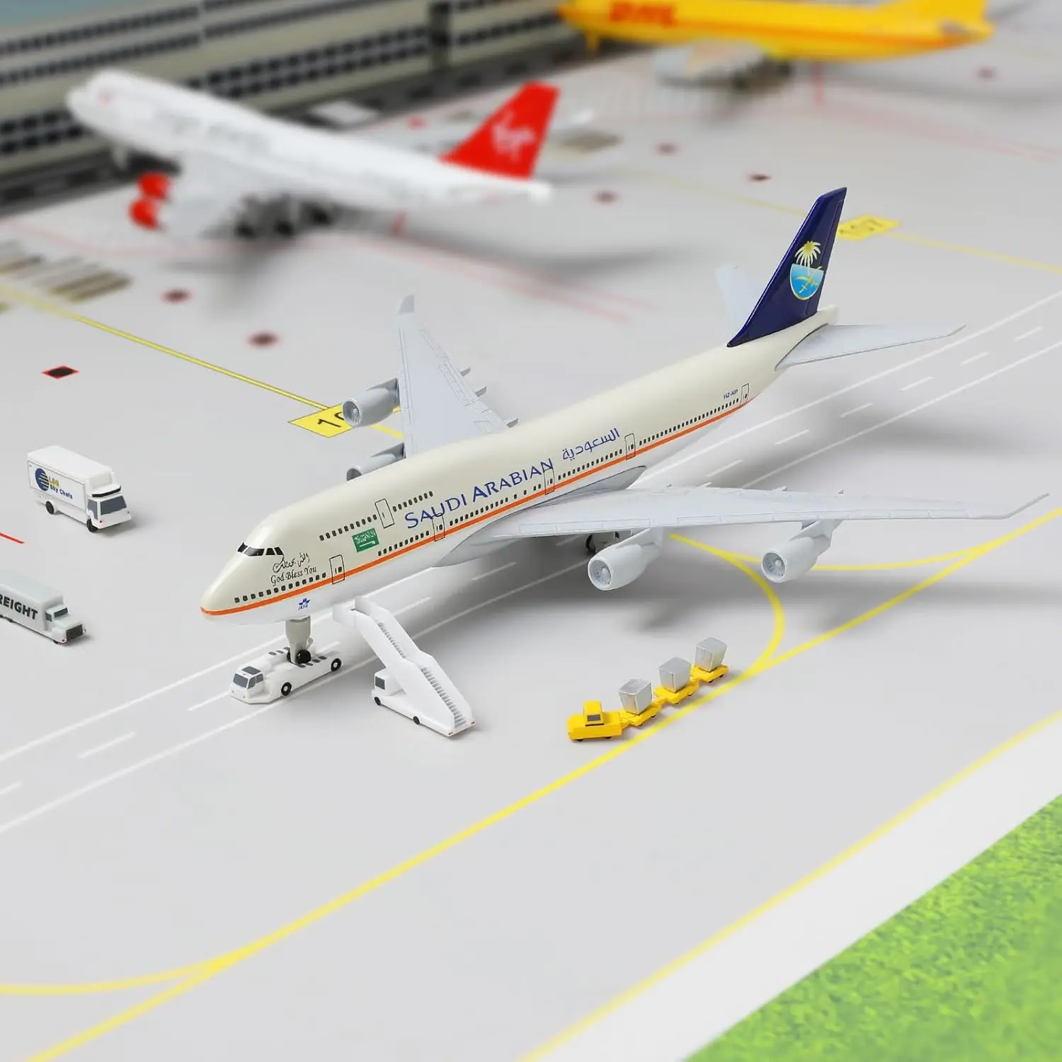 1/300 Scale Airplane Model Saudi Arabian B747 Diecast Metal Model Plane Kits with Stand for Gifts or Desktop Display Collections