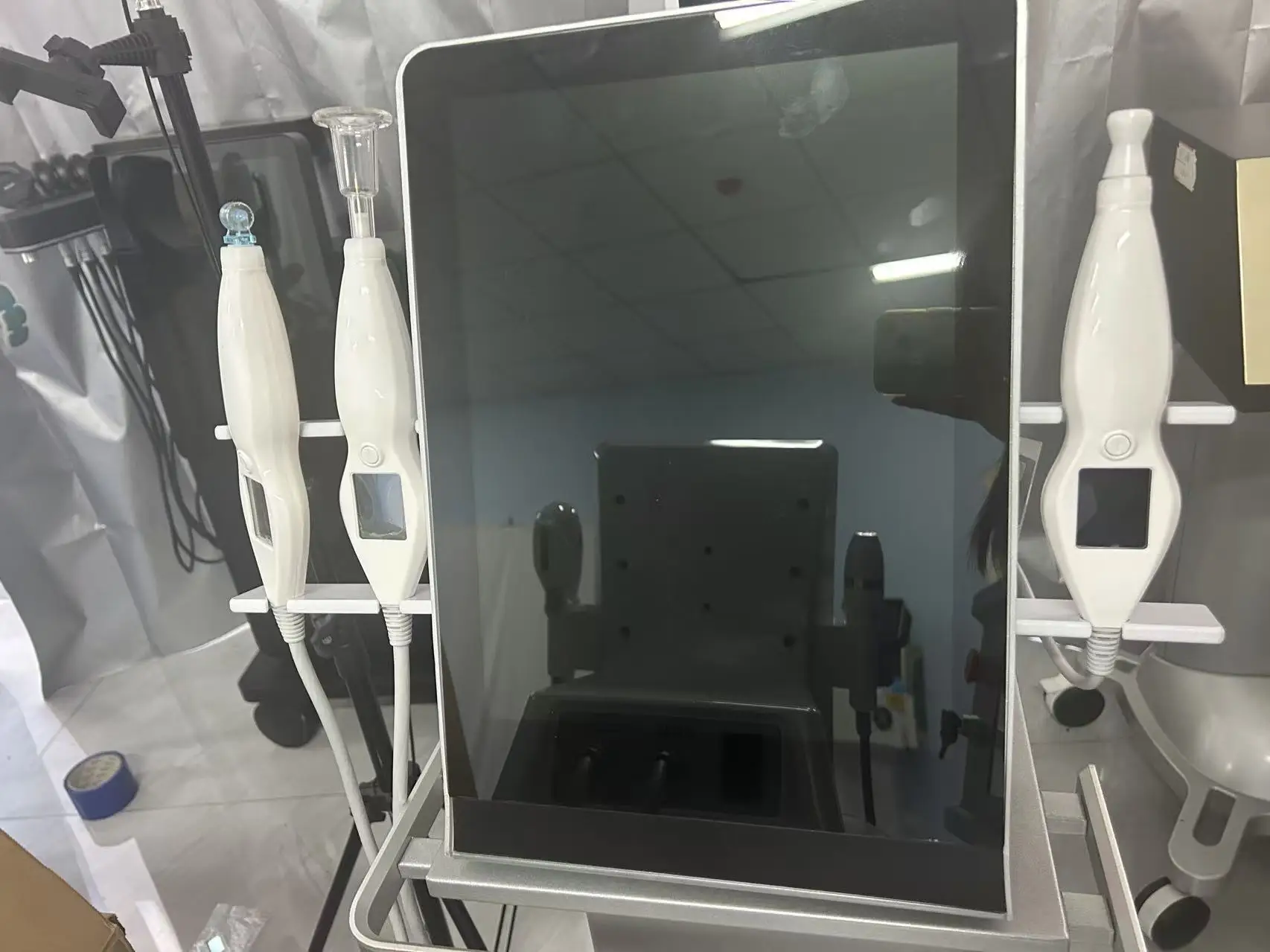 

Профессиональный новейший аппарат для омоложения кожи лица с функцией горячей и холодной плазменной терапии и алмазной шлифовкой.