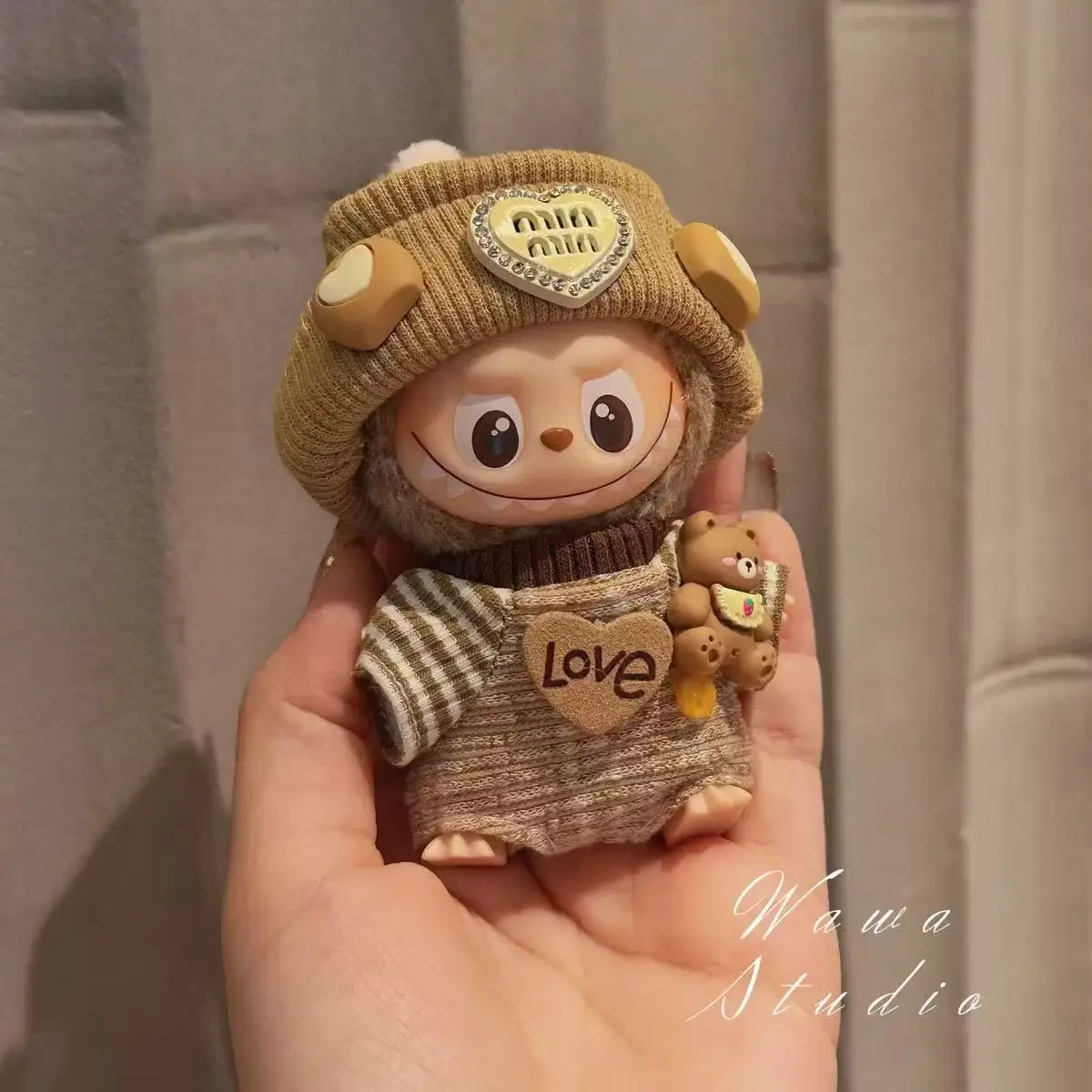 

Labubu4.0 Детская одежда 17 см Ткань Labubu Одежда четвертого поколения Виниловый комплект Сидячая вечеринка Слепая коробка Кукла 10 см