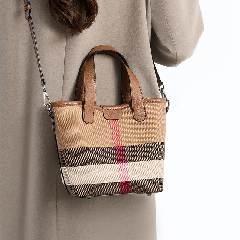 

Элегантная простая дизайнерская сумка для подгузников для женщин, роскошная кожаная сумка-тоут большой вместимости, стильная сумка через плечо, минималистичная.