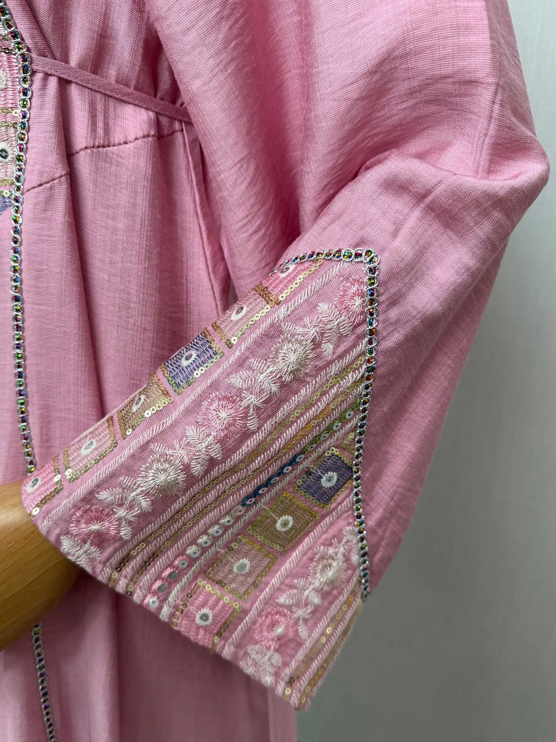 عباية أرجوانية فاتحة مستوحاة من دبي لعام 2025 بأنماط مطرزة معقدة على الياقة والأصفاد مثالية للمناسبات الثقافية العربية