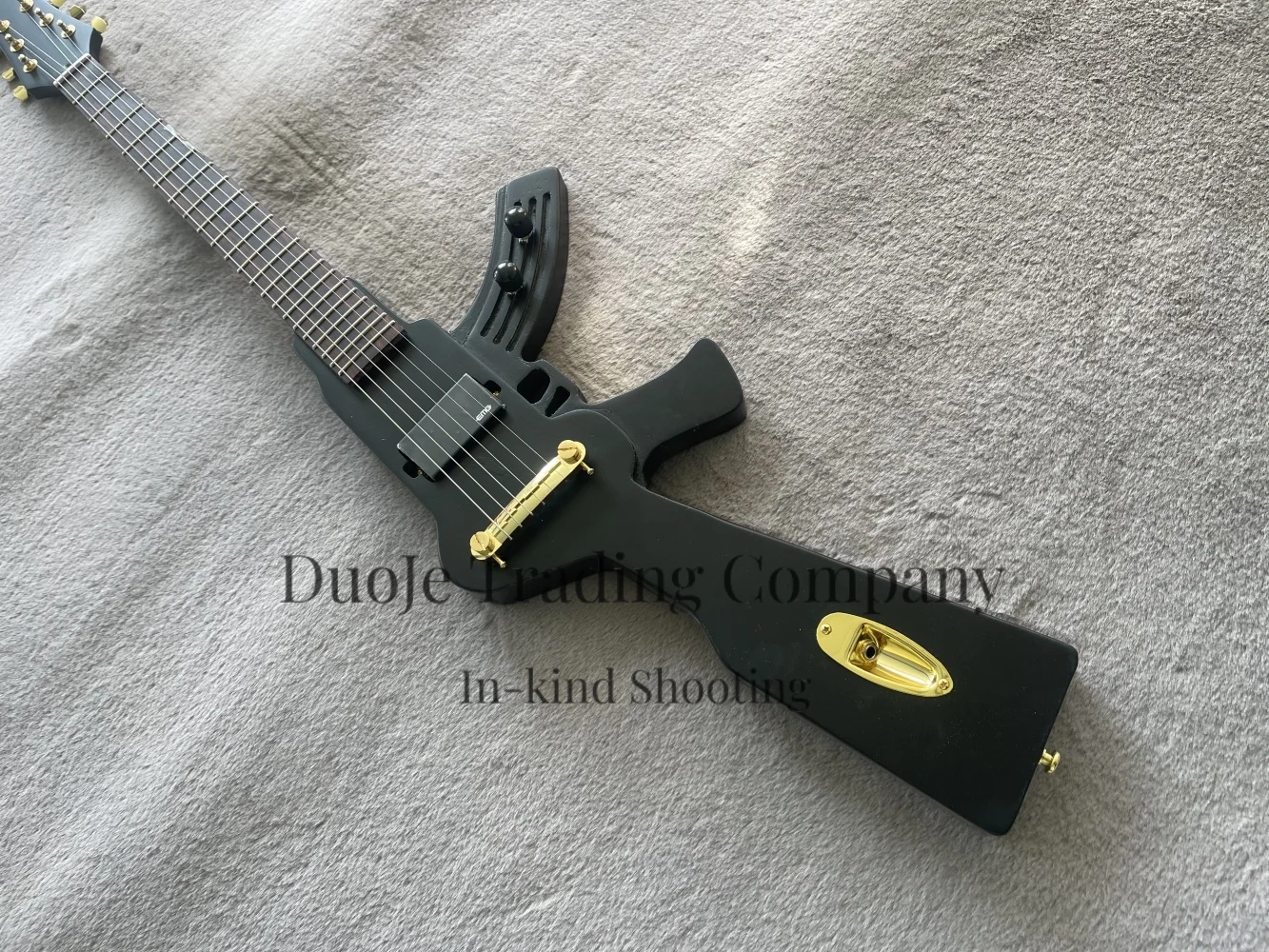 

Матовая черная гитара, гитара в форме пистолета, фиксированный бридж, накладка на гриф из массива дерева, золотой тюнер, заводской заказ