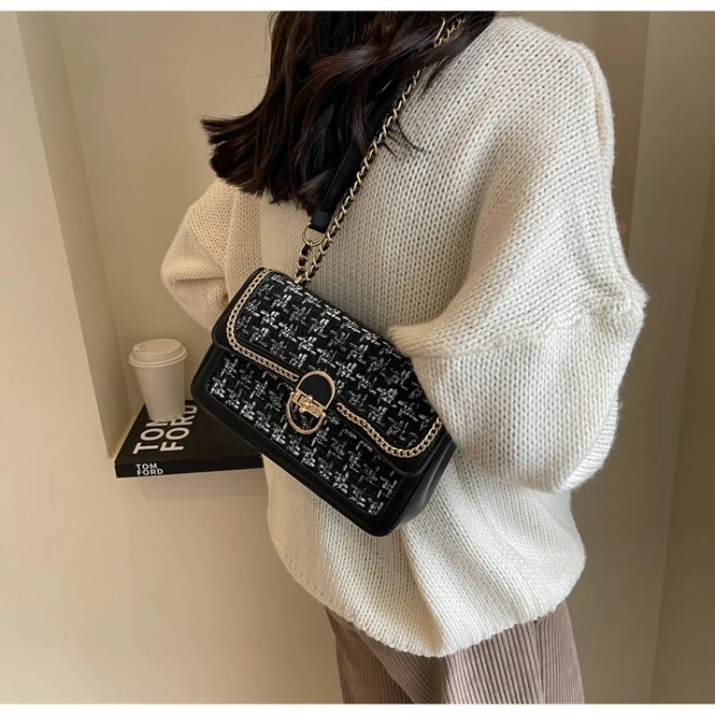 

Elegant Women's Messenger Bag With Fine Leather Material And Classic Paris Style And Stylish Commuter Design