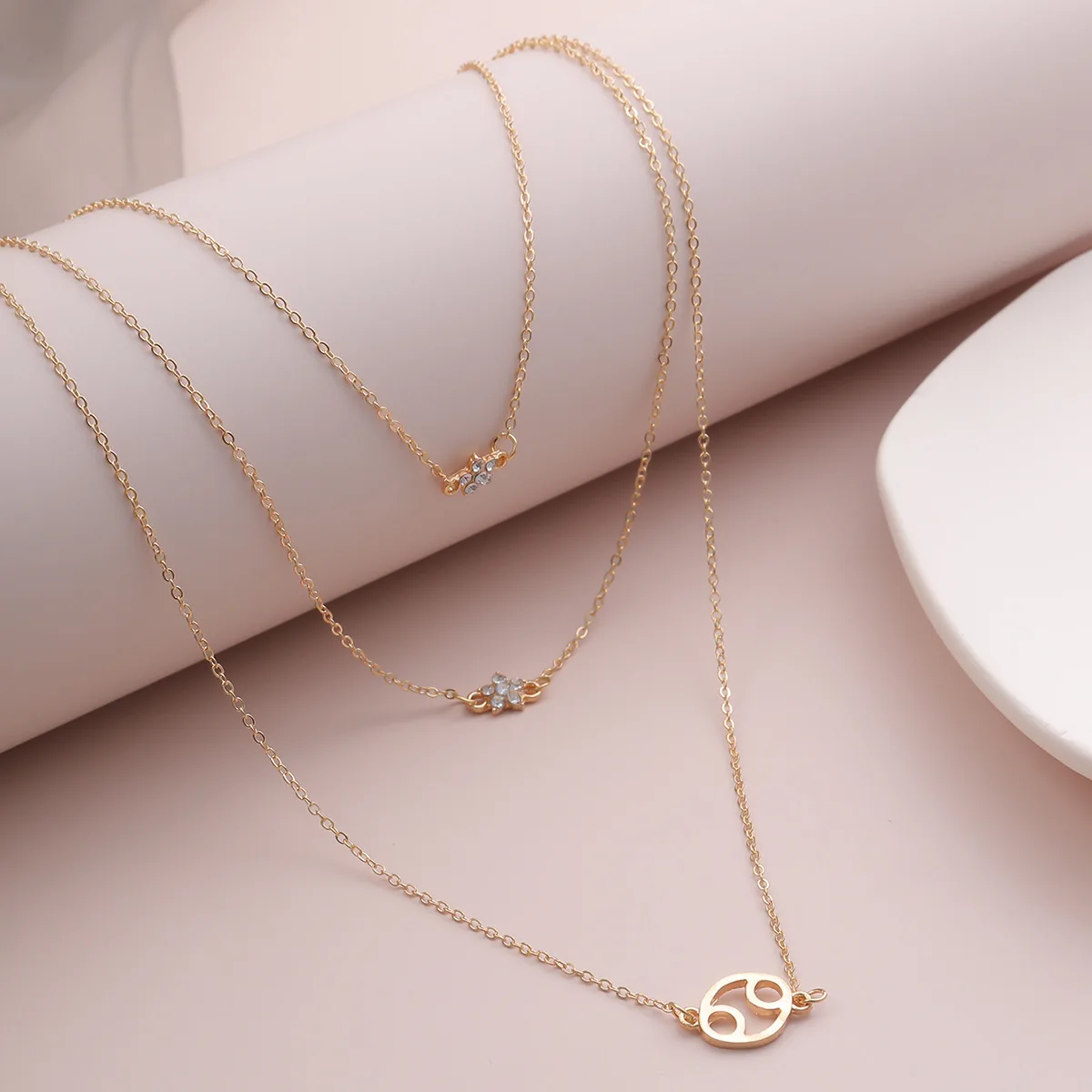 Necklace Hollow Geometric Round Star Micro Inlaid Pendant Compact Elegant Womens Office Casual Jewelry Rose Gold Necklace