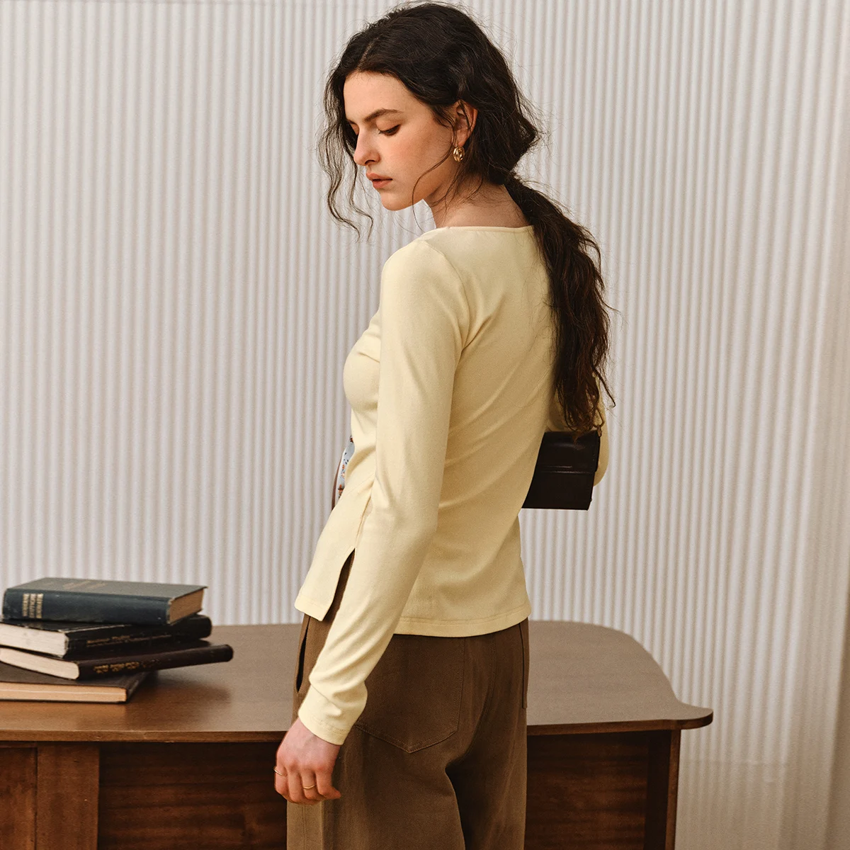 OLrain Women's French T-Shirts 2025 Autumn Curved Neck Long Sleeve Slim T-Shirt Solid French Design Knitted Tops O57QT001250