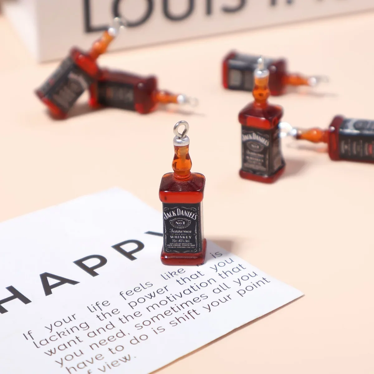 10 Piezas de Mini Charms de Botella de Jack Daniel's | Pendientes de Resina con Diseño de Whisky para Hacer Manualidades | Accesorios de Decoración para Casa de Muñecas para Ella
