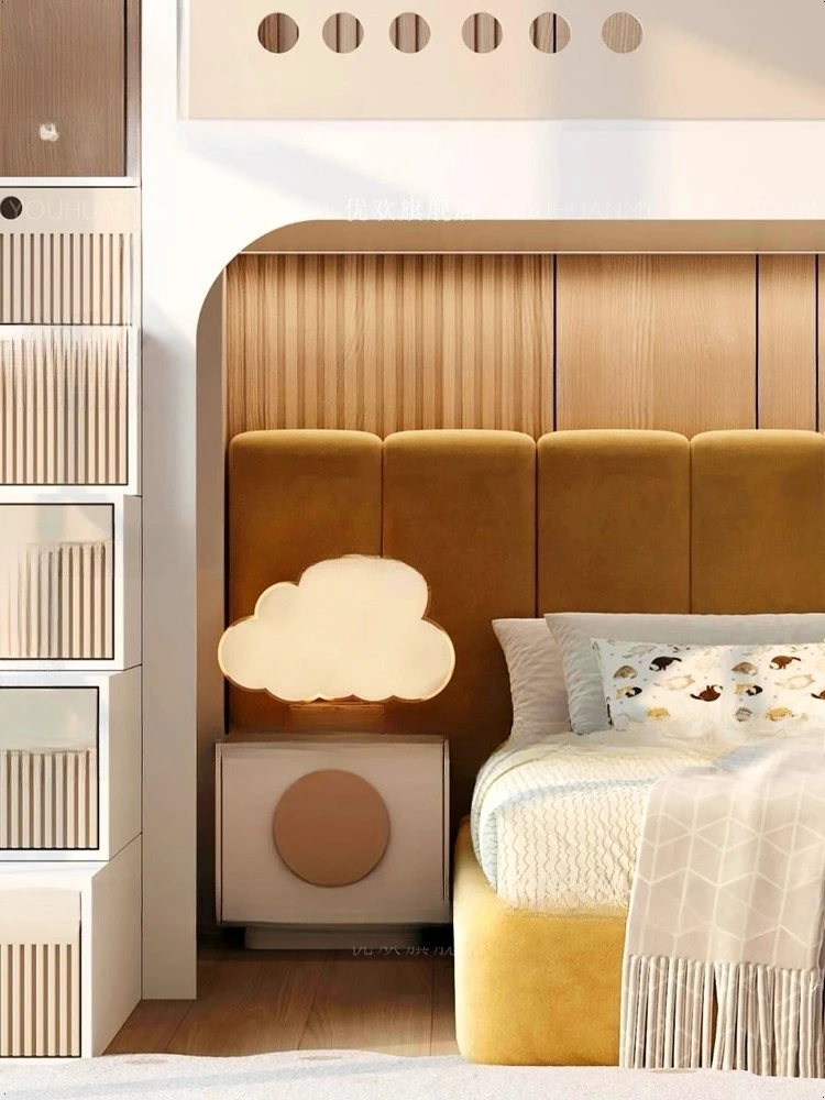 Tempat tidur anak modern mewah dengan desain susun tingkat atas dan bawah, terbuat dari kayu solid dengan tangga dan lemari.