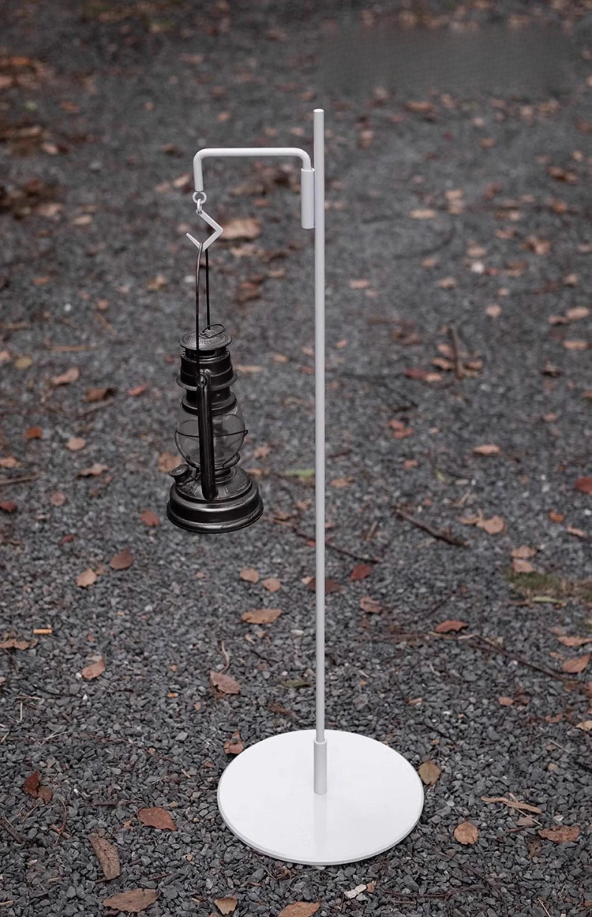 Outdoor metal floor-to-ceiling hook retro courtyard horse light stand can be split, camping incinerator light stand