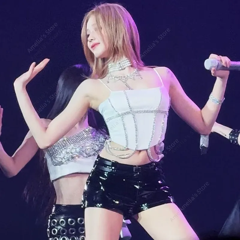 

Костюм для выступлений K-pop гёрл-групп: топ-камизоль с цепочками из страз и черные шорты, комплект для джазовых танцев, наряд для рейва
