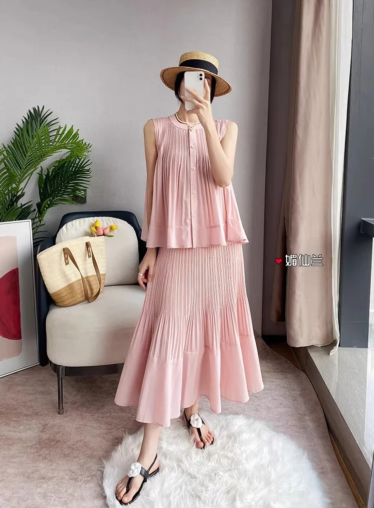 طقم نسائي أنيق مكون من قطعتين مع رقبة دائرية بلون سادة وزر واحد وتنورة غير رسمية كبيرة الحجم فضفاضة لصيف 2025