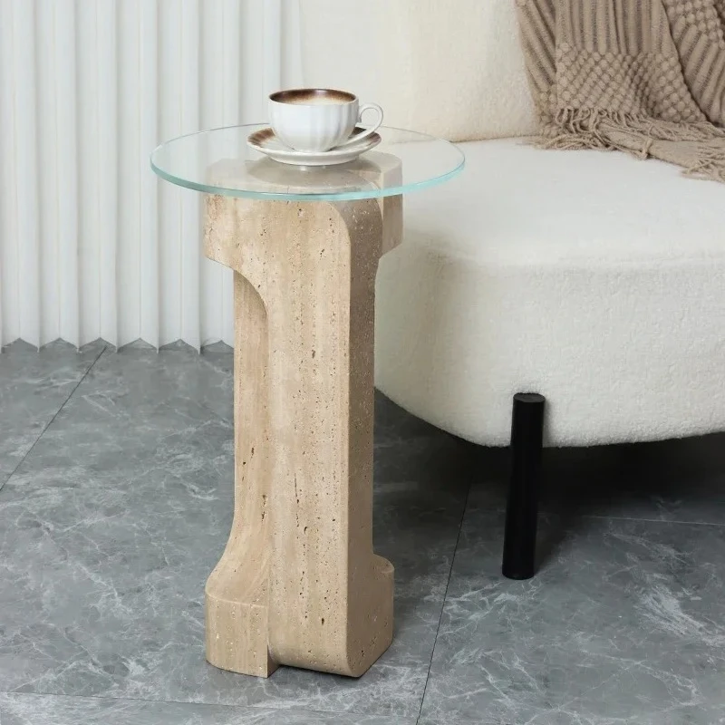 Натуральный травертиновый край, несколько высококачественных дизайнерских гостиных, закругленный уголок, несколько небольших журнальных столиков, модель комнаты, диван, приставной столик