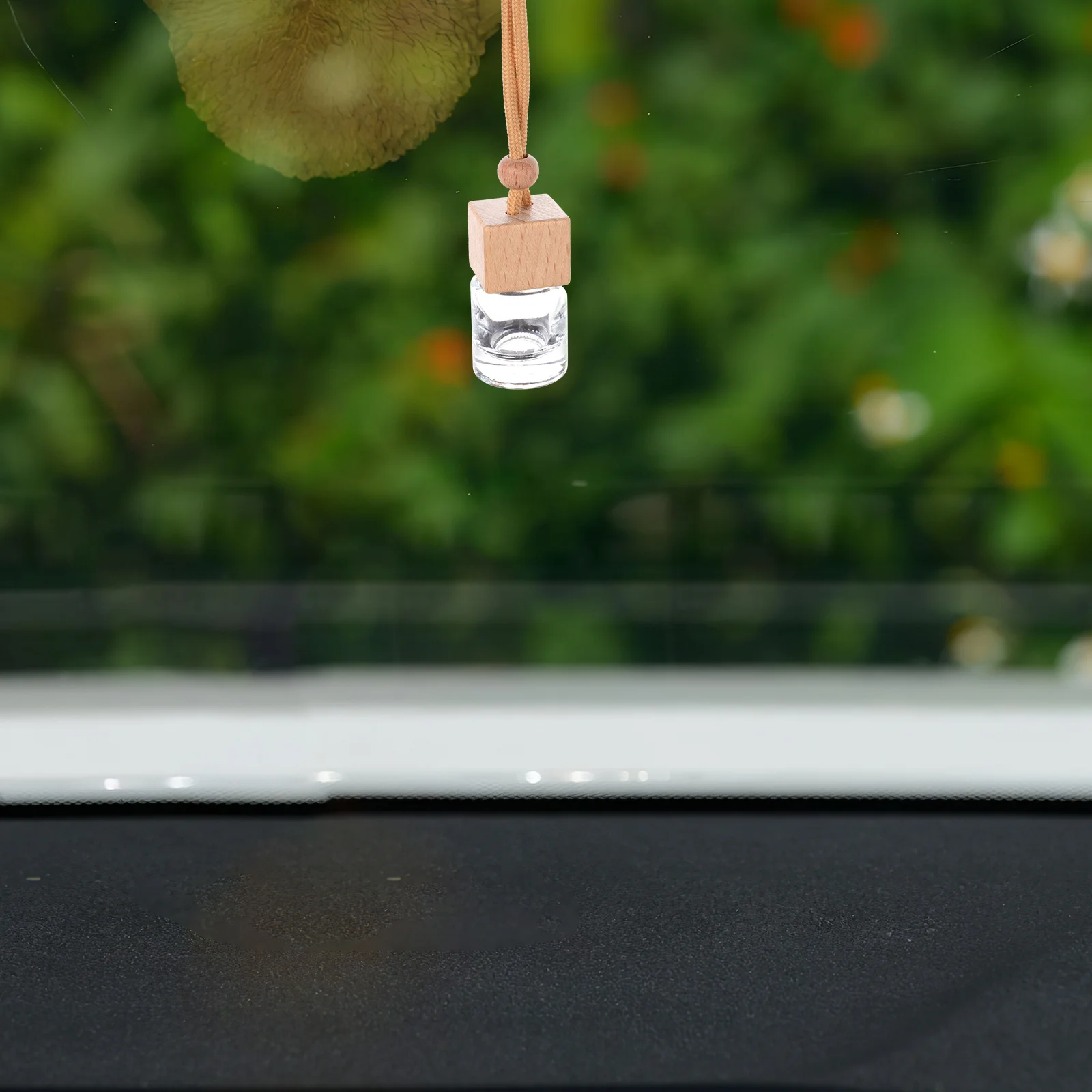 

4pcs Empty Glass Perfume Bottles Clear Square Car Fragrance Diffuser Vials Durable Hanging Oil Bottle For Vehicle Aromatherapy