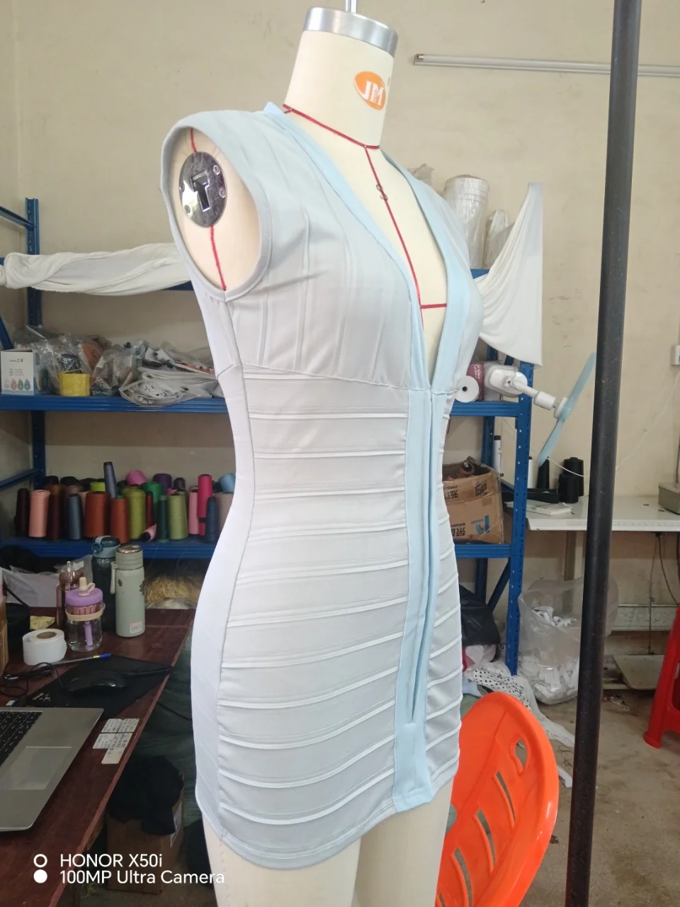 Europäisches und amerikanisches Kleid mit tiefem V-Ausschnitt, ärmellos, mit Reißverschluss, schmal geschnitten, im Spice-Girl-Stil, Partykleid mit Hüftbetonung, modisch und neu. – Detail 6