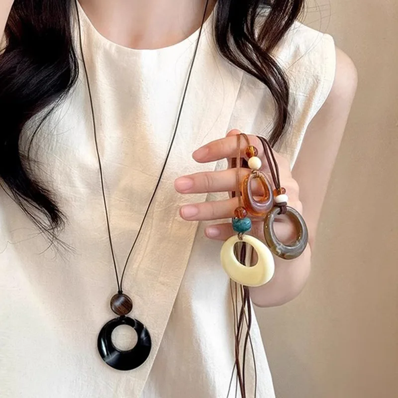 Vintage Geometric Circle Pendant Necklace for Women Fashion Versatile Long Sweater Chain Premium Elegant Clothing Accessory