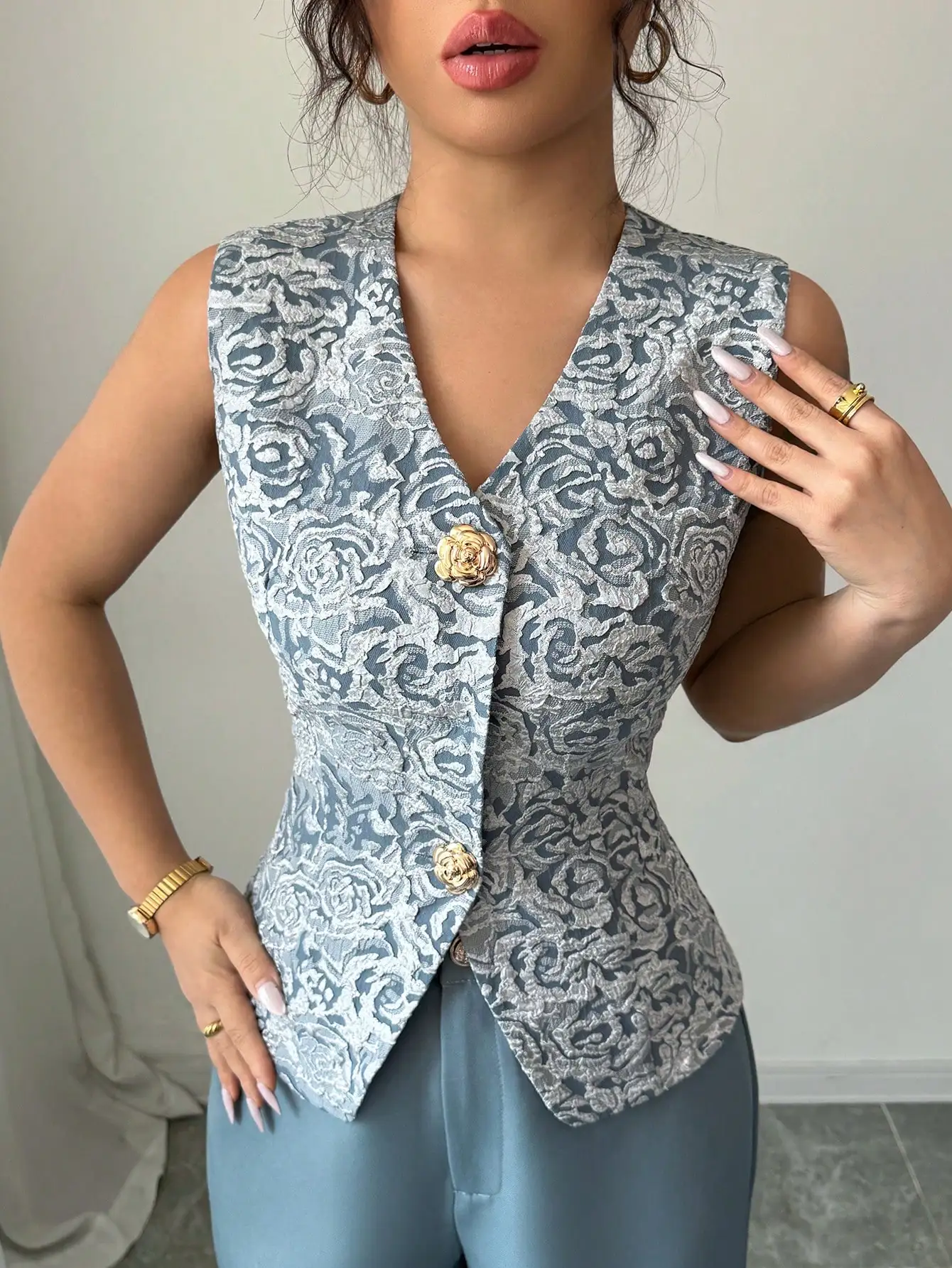 여성을 위한 우아한 블루 2피스 세트, 금색 버클이 달린 민소매 조끼와 와이드 레그 팬츠, 여름 캐주얼 의상