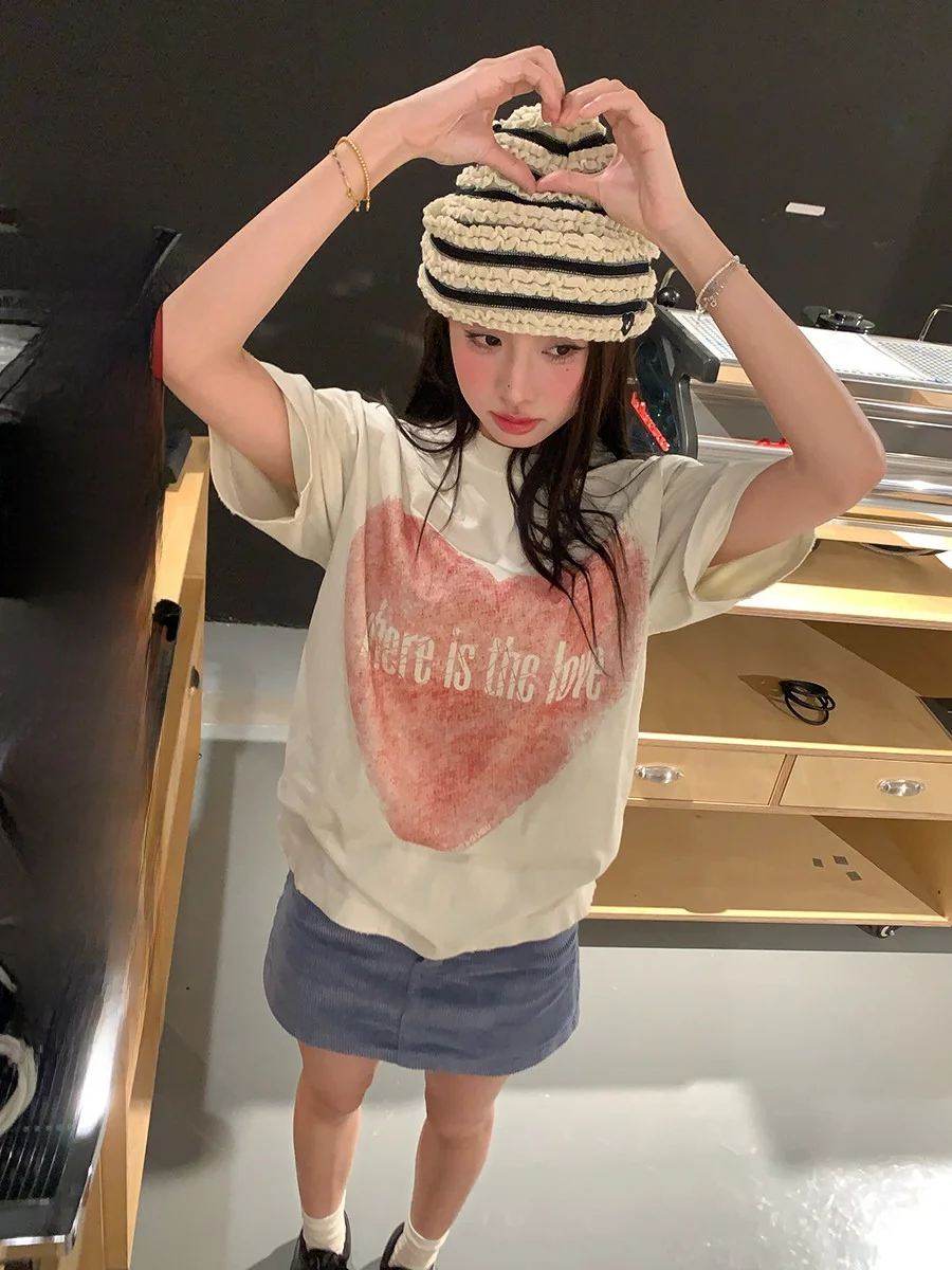 

Женская футболка Sinbounboun с красным сердцем и надписью, круглый вырез, короткий рукав, базовый слой, повседневный свободный крой, хлопок/полиэстер