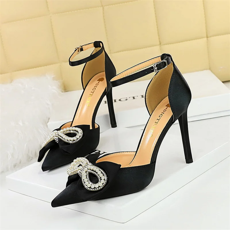 

Fashion High Heel Women Elegant Shallow Mouth Pointed Toe Sandals Silk Satin Pearl Bow Pumps Summer Stilettos Buckle Sandals