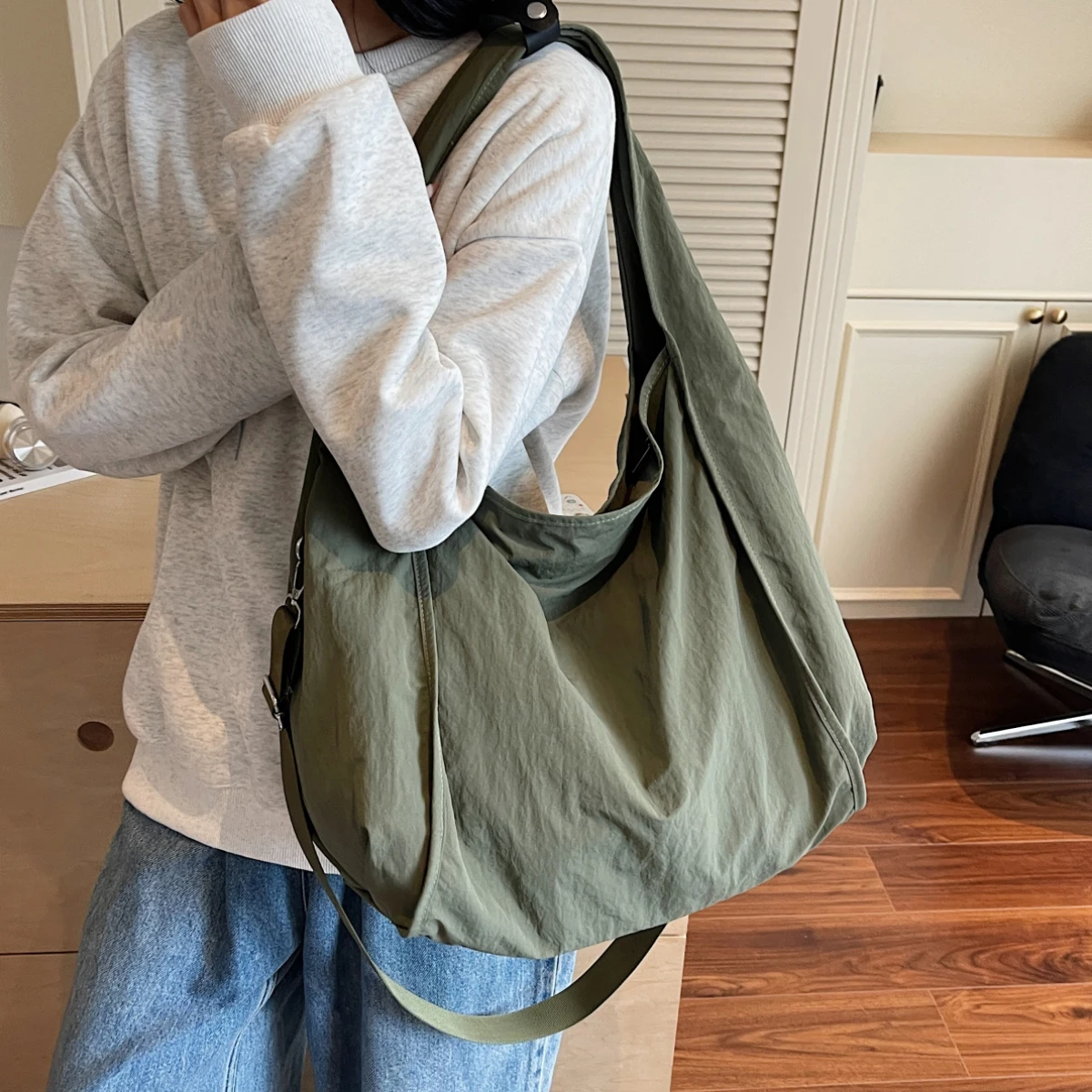 

Niche Design Tote Bag for Women 2025 New Canvas Commuter Large-Capacity Shoulder Bag for College Students, Versatile for Classes, Shopping, and Vacations