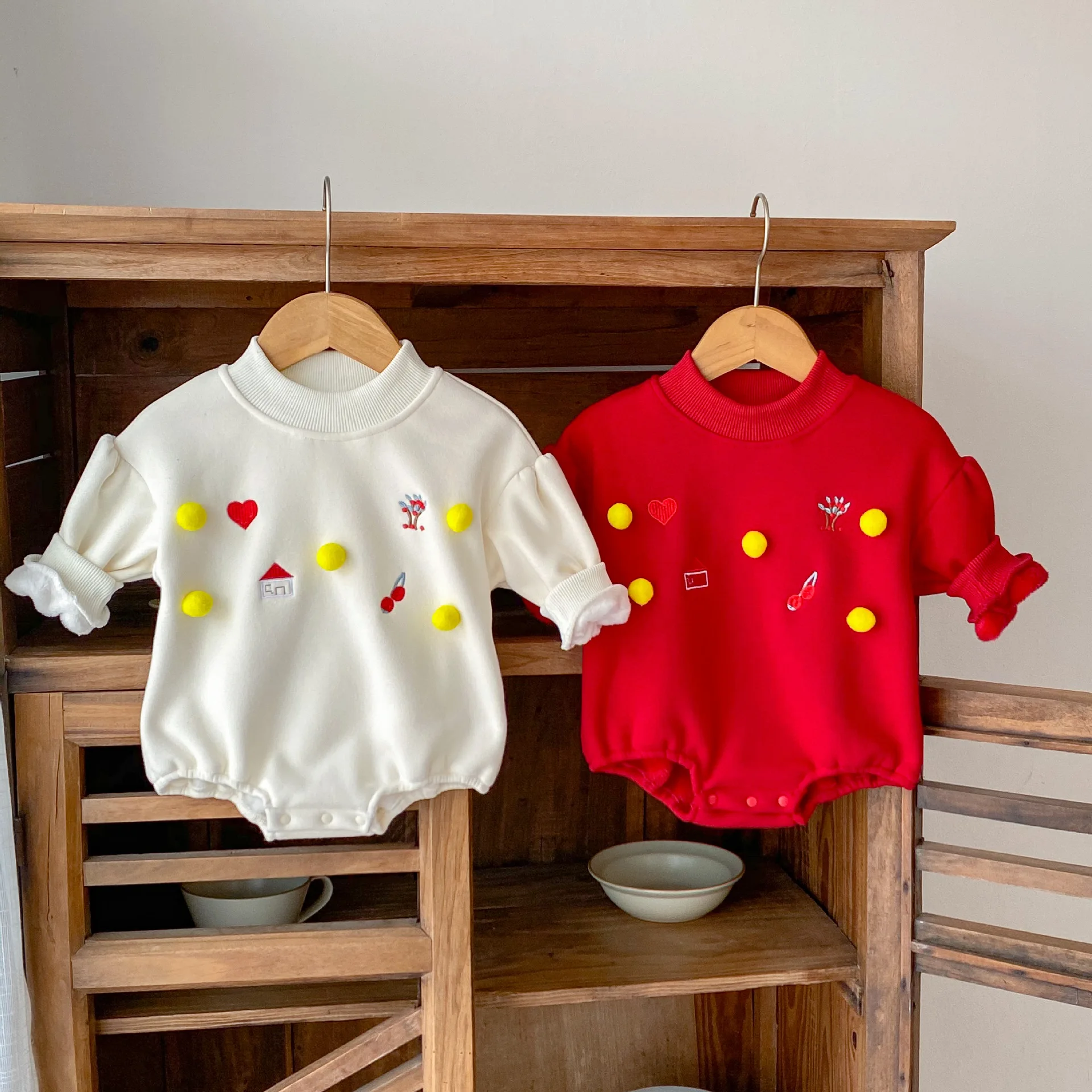 

Winter New Baby Girl Embroidered Wool Ball Long Sleeve Plush Thickened Romper Triangle Wrap Bottom Coat One Piece Creeper