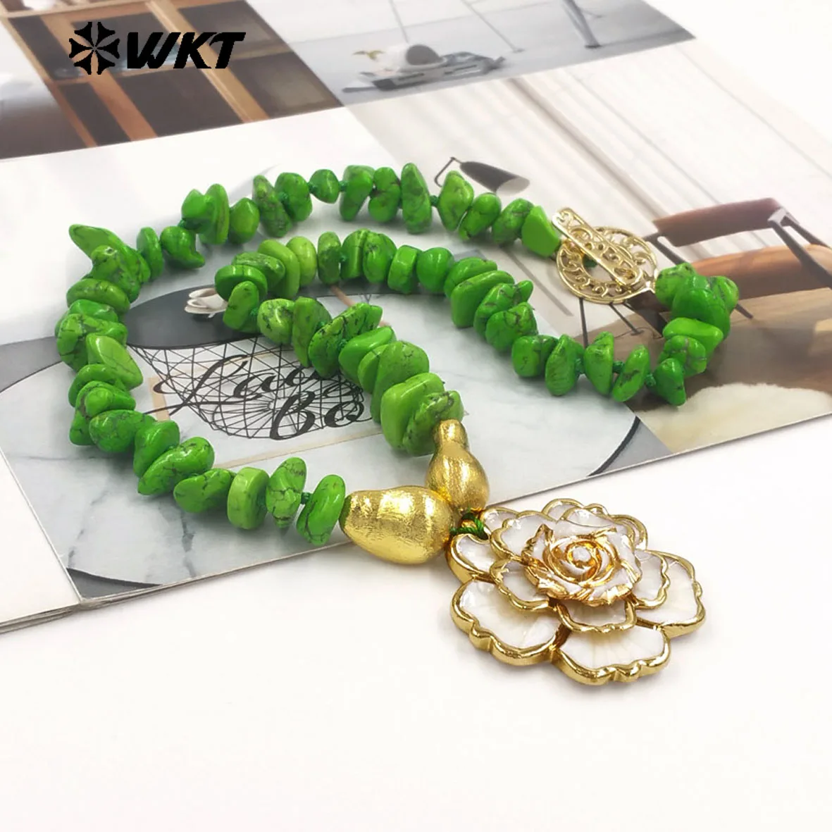 

WT-JN360 1PC Exquisite Natural Crushed Stone With Gold Plated Shell Flower Shape Pendant Necklace For Lady Wedding Present