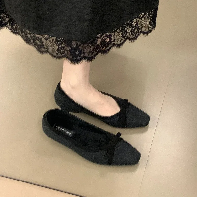 2025 جديد لطيف مزاجه الجلد المدبوغ ركاب أحذية نسائية القوس تنوعا الضحلة لينة وحيد الشقق