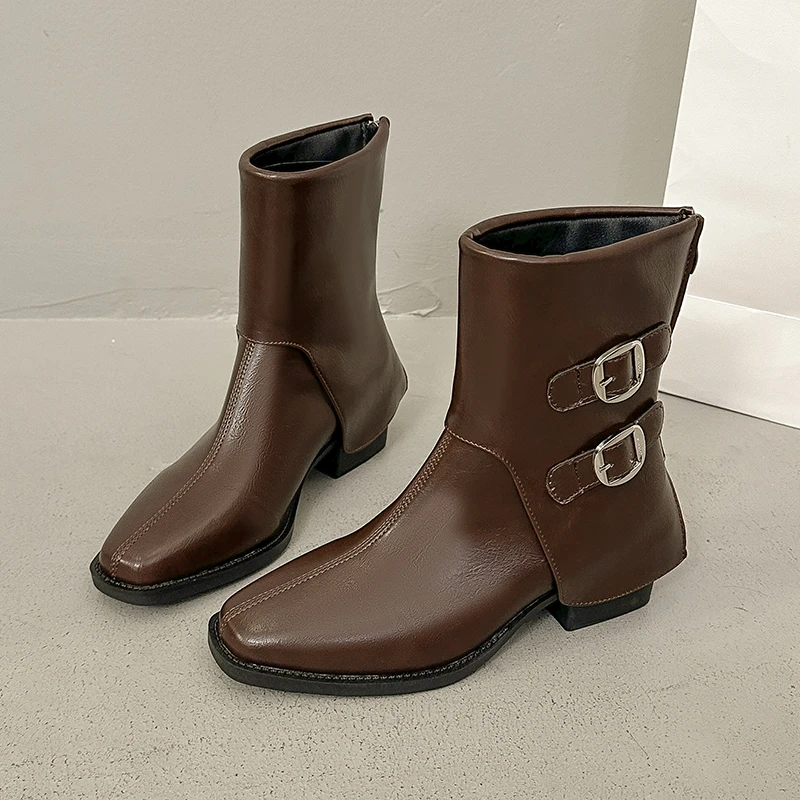 أحذية بمقدمة مربعة 2025 شتاء جديد بإبزيم حزام مقاوم للماء ومضاد للانزلاق ونعل ناعم أحذية كعب