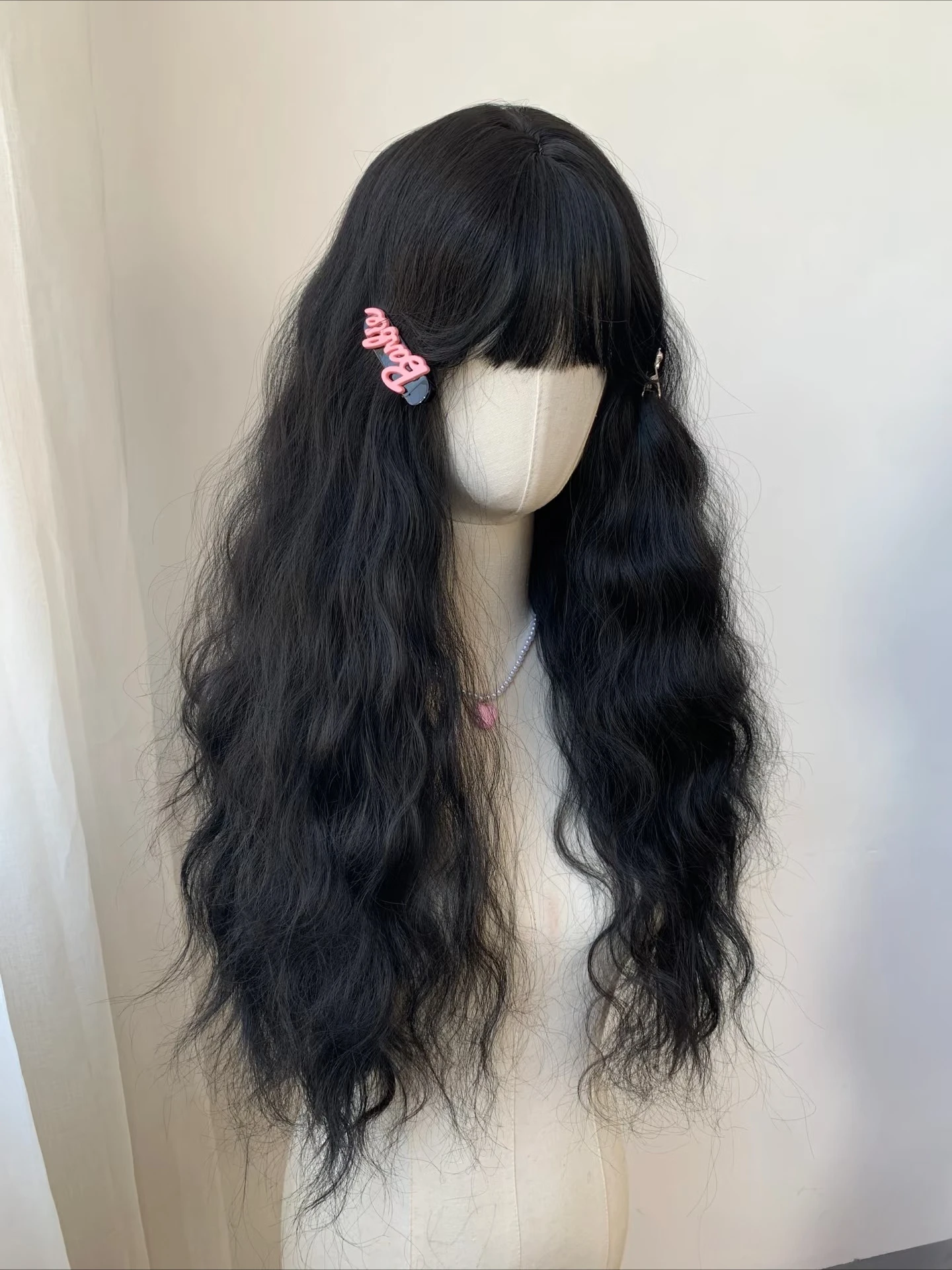 باروكة مجعدة مع غرة، باروكة لوليتا لطيفة للنساء، 24 بوصة، شعر اصطناعي متموج عالي الجودة، باروكة مع عصابة رأس للاستخدام اليومي