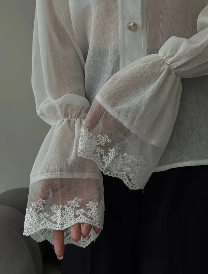 قميص نسائي 2025 خريف جديد على طراز القصر الفرنسي بياقة خرافية شيفون منتفض للسيدات بأكمام طويلة أبيض