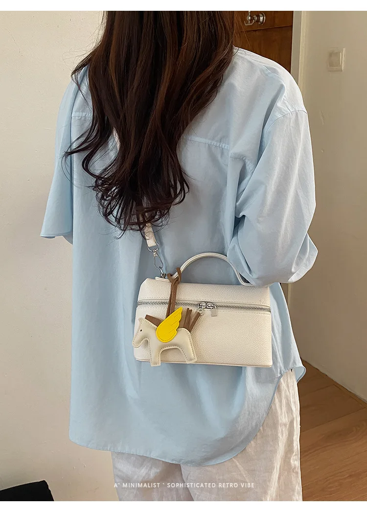 2026 New Summer Versatile Korean Messenger Bag Super Fire Niche Women's Exquisite Explosion Shoulder Portable Small Square Bag