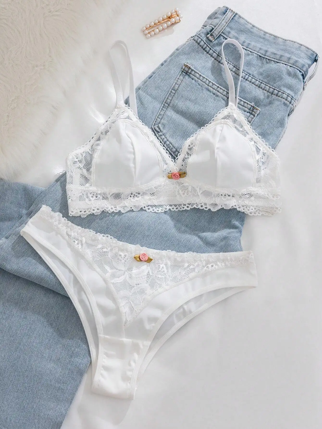 

Белый комплект из бралетта и трусиков с кружевной отделкой и цветочным декором