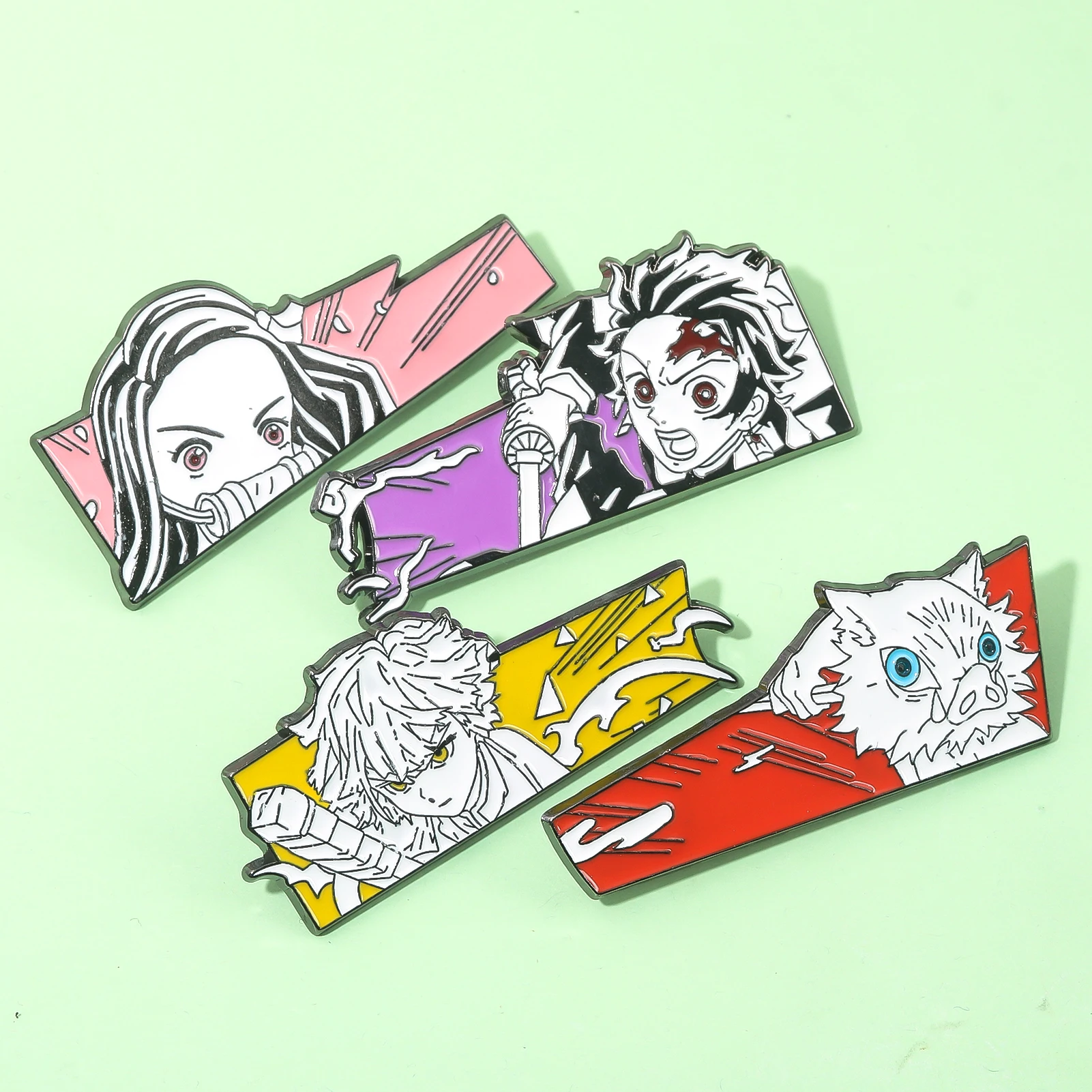 أنيمي شيطان القاتل المينا دبابيس بروش Tanjirou Nezuko Zenitsu Inosuke شارة معدنية دبابيس الملابس أكياس جاكيتات اكسسوارات
