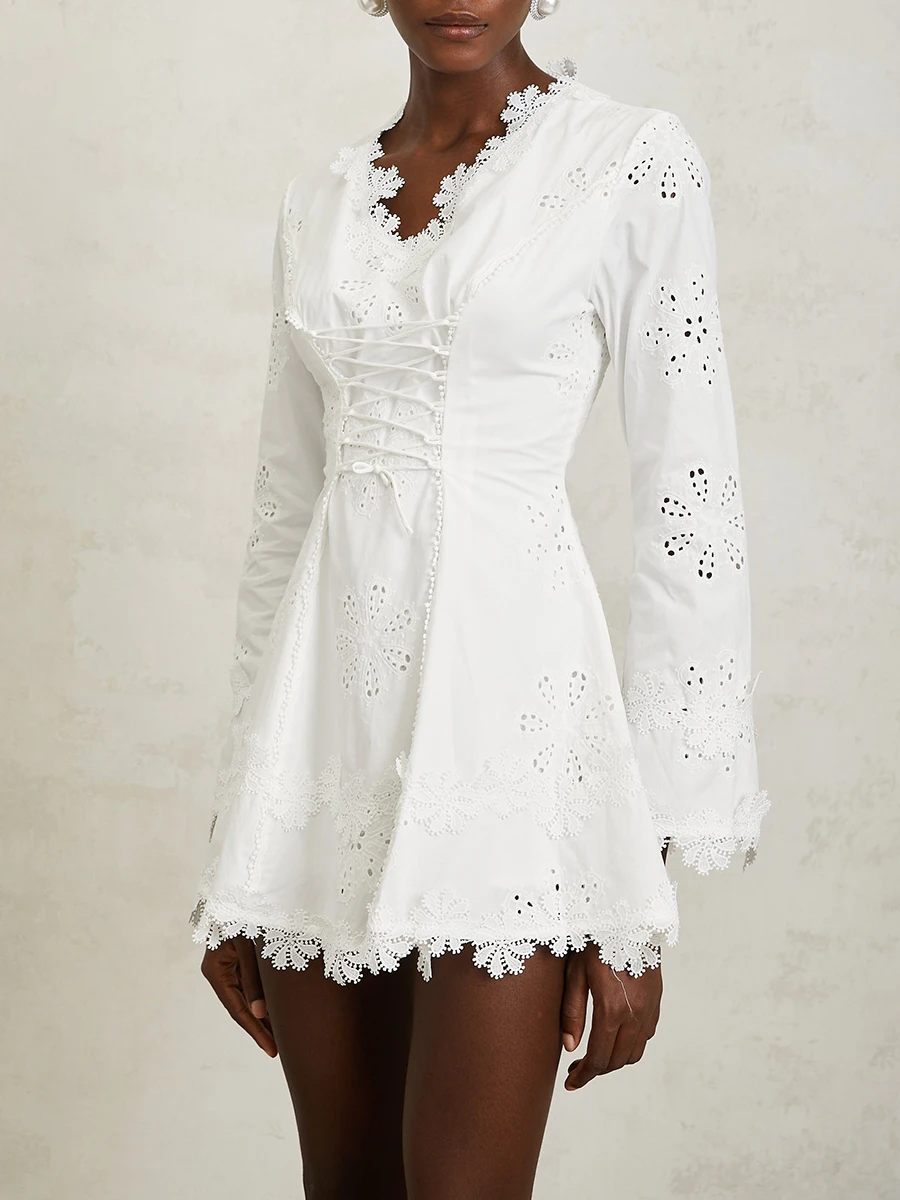 VGH Krótka biała sukienka damska w stylu runway z dekoltem w serek, patchworkiem, ażurowymi detalami, haftem, wyszczuplająca, idealna na plażę i imprezy, model 2026