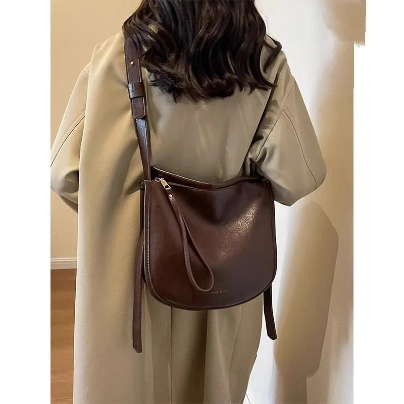 

Genuine Leather Retro Tote Bag for Women Large Capacity New Autumn and Winter High-end Niche Work Commuting Crossbody Bag