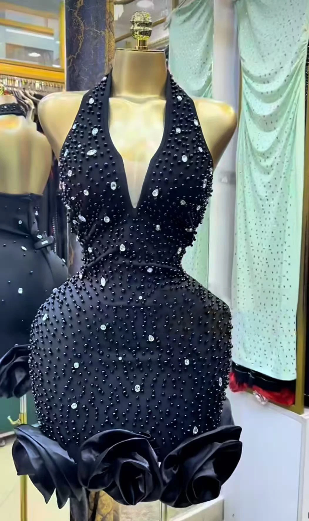 Vestido de noche sexy con escote en V profundo y perlas blancas con incrustaciones de diamantes para fiesta de cumpleaños y chica