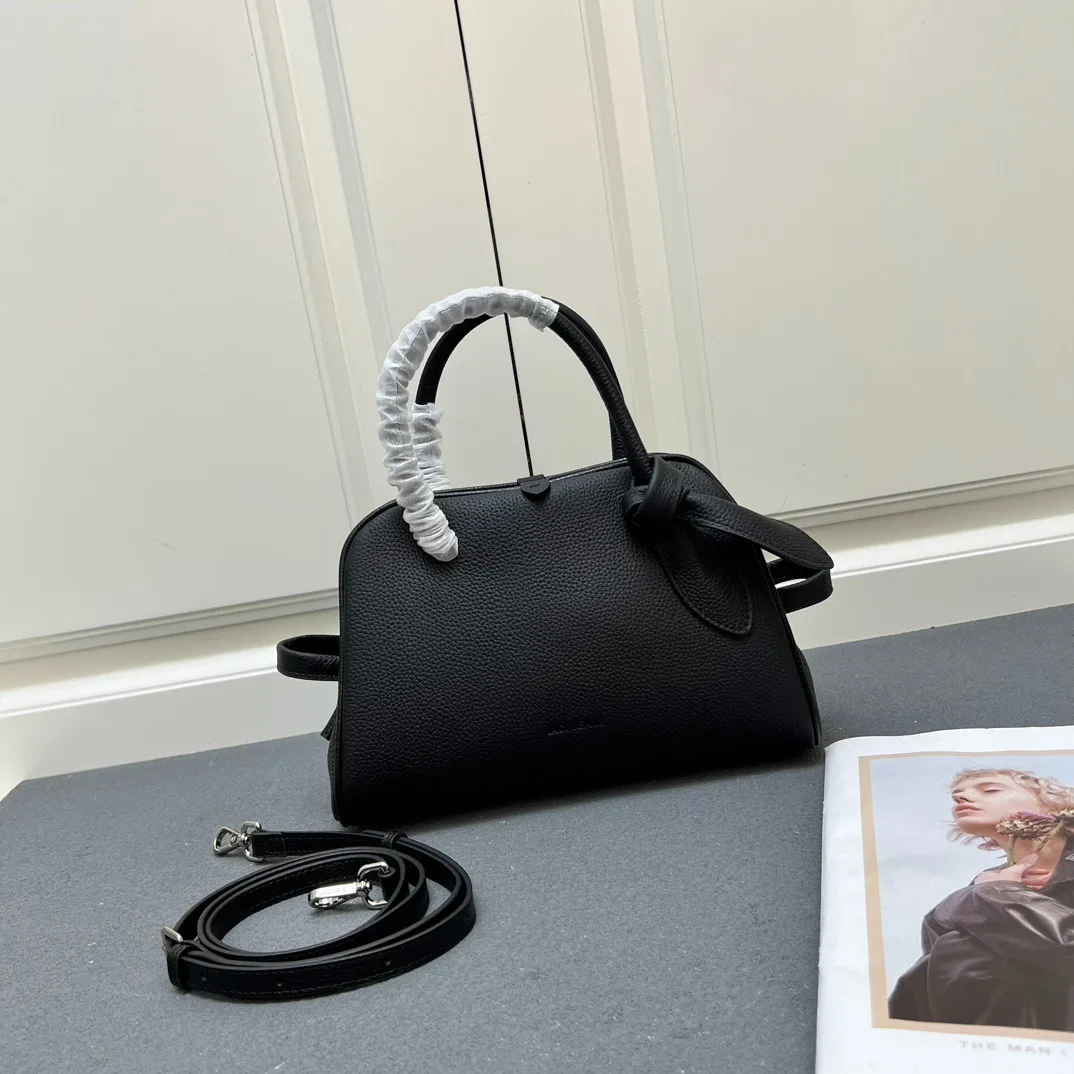 Маленькая сумка Jacquemus с клапаном |   Структурованная водостойкая матовая отделка |   Мягкая верхняя ручка, магнитная застежка-клапан