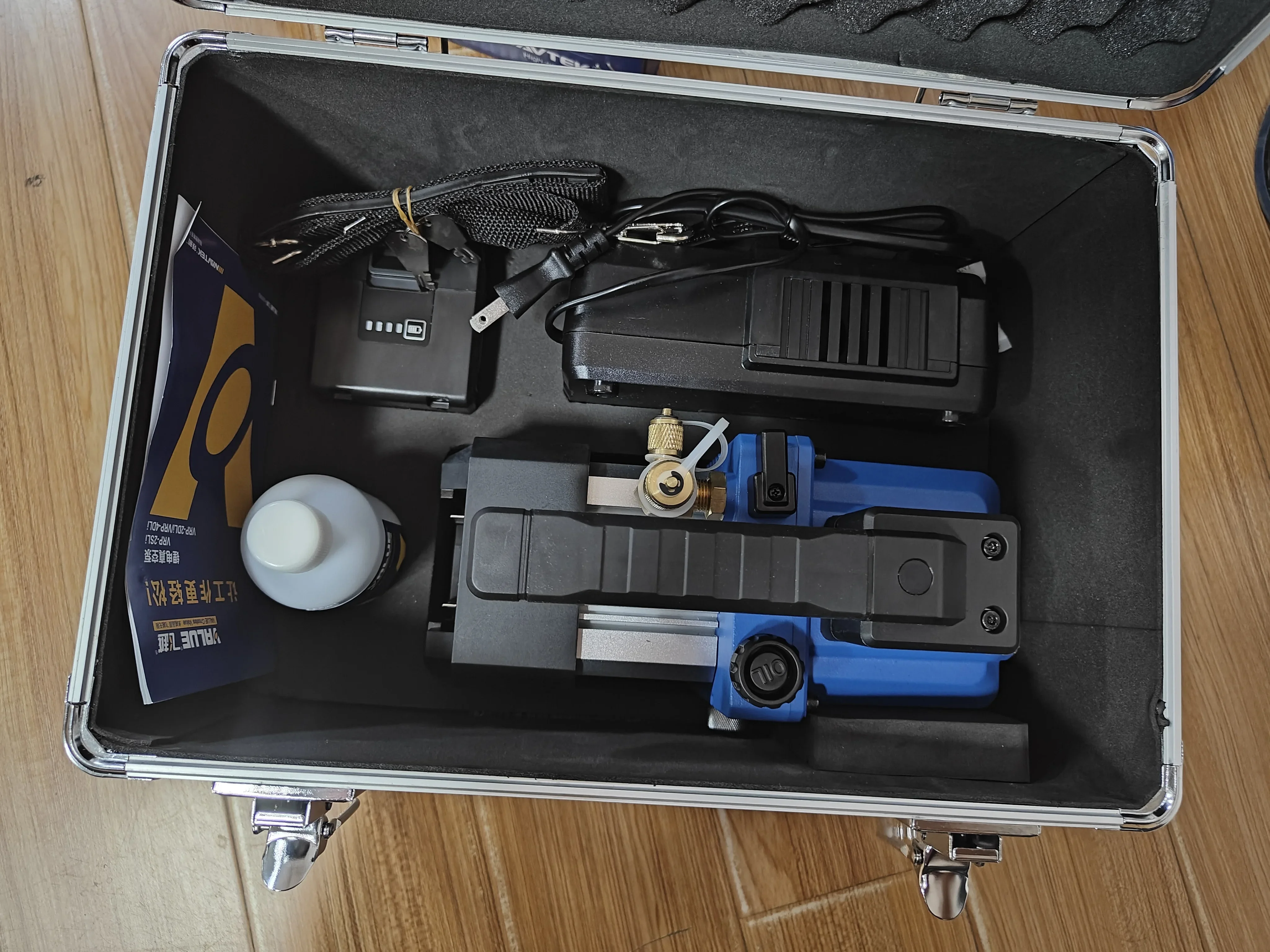 Two-Stage Mini Portable Lithium Battery Vacuum Pump 18V 5Ah for R32 R1234yf Refrigerant 60L/min  2CFM Pump