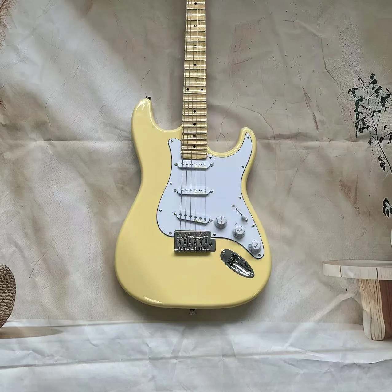Yellow Style Guitar 3S Pickups Maple Neck Maple Fingerboard