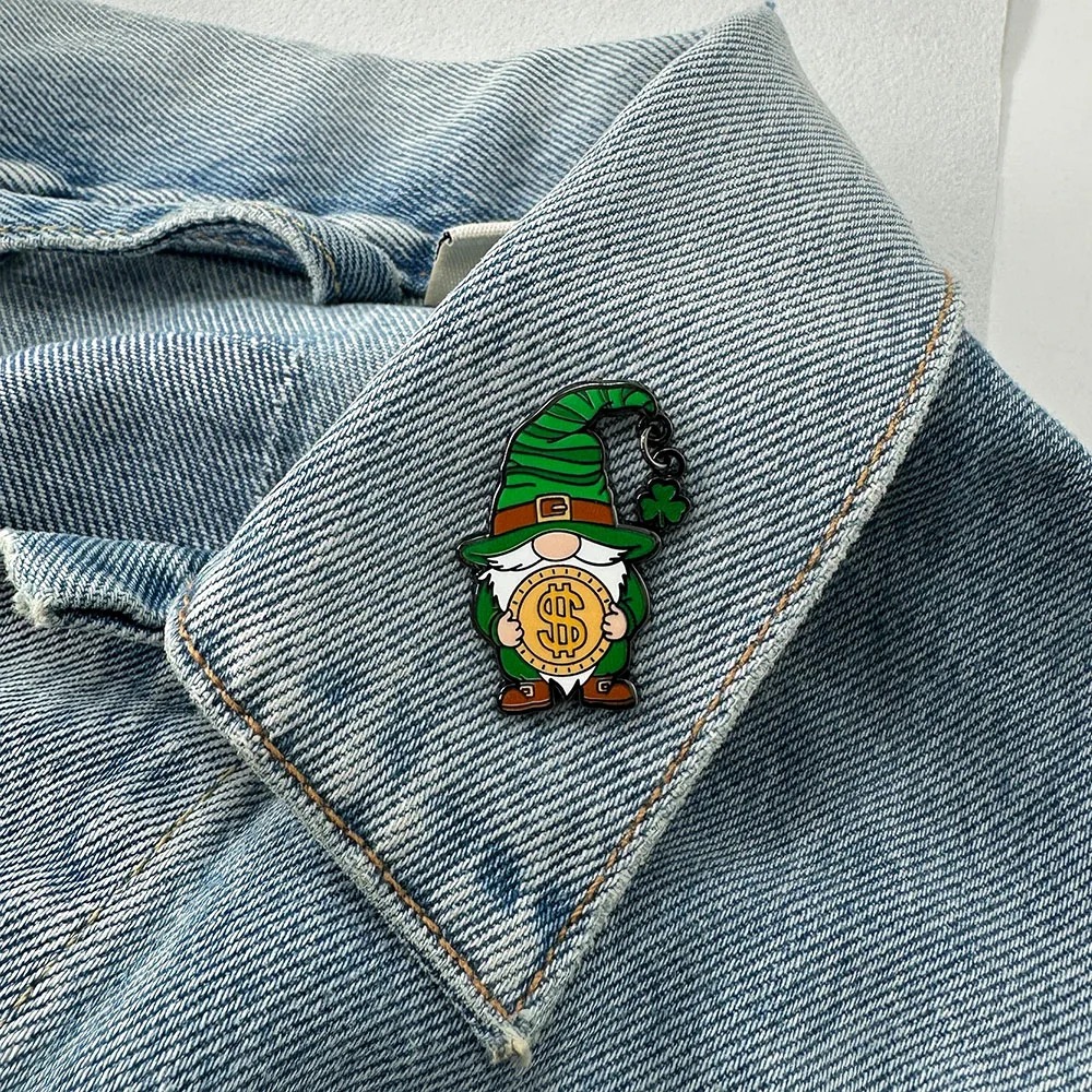 St. Patrick's Day Glücksbringer Grüner Kobold Emaille-Brosche Fee mit Goldmünze und Kleeblatt-Design Abzeichen Irland Festival Geschenk – Detail 6