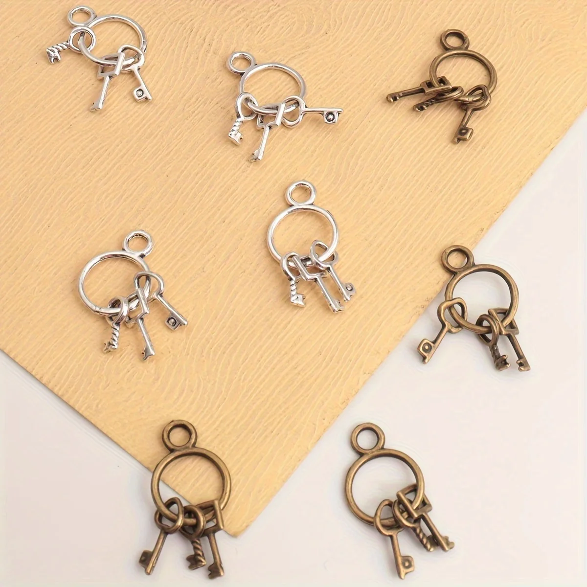 Made of No. 10 Alloy, This Vintage-Style Bronze Silk Keychain Features a Gold-Plated, Personalized, Antique-Style Alloy Mini Key
