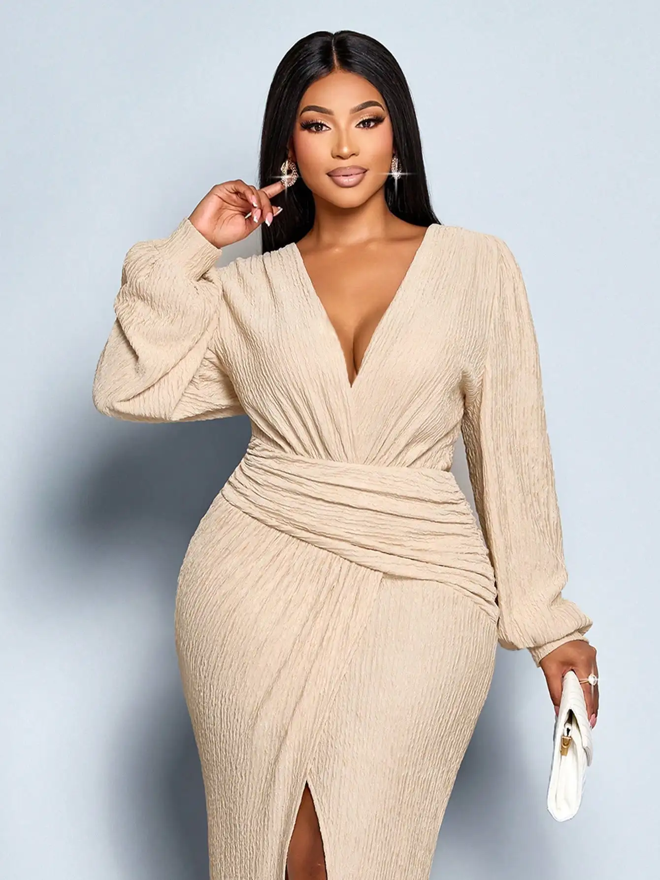 

Бежевое платье с V-образным вырезом, длинными рукавами, пышными рукавами и разрезом спереди