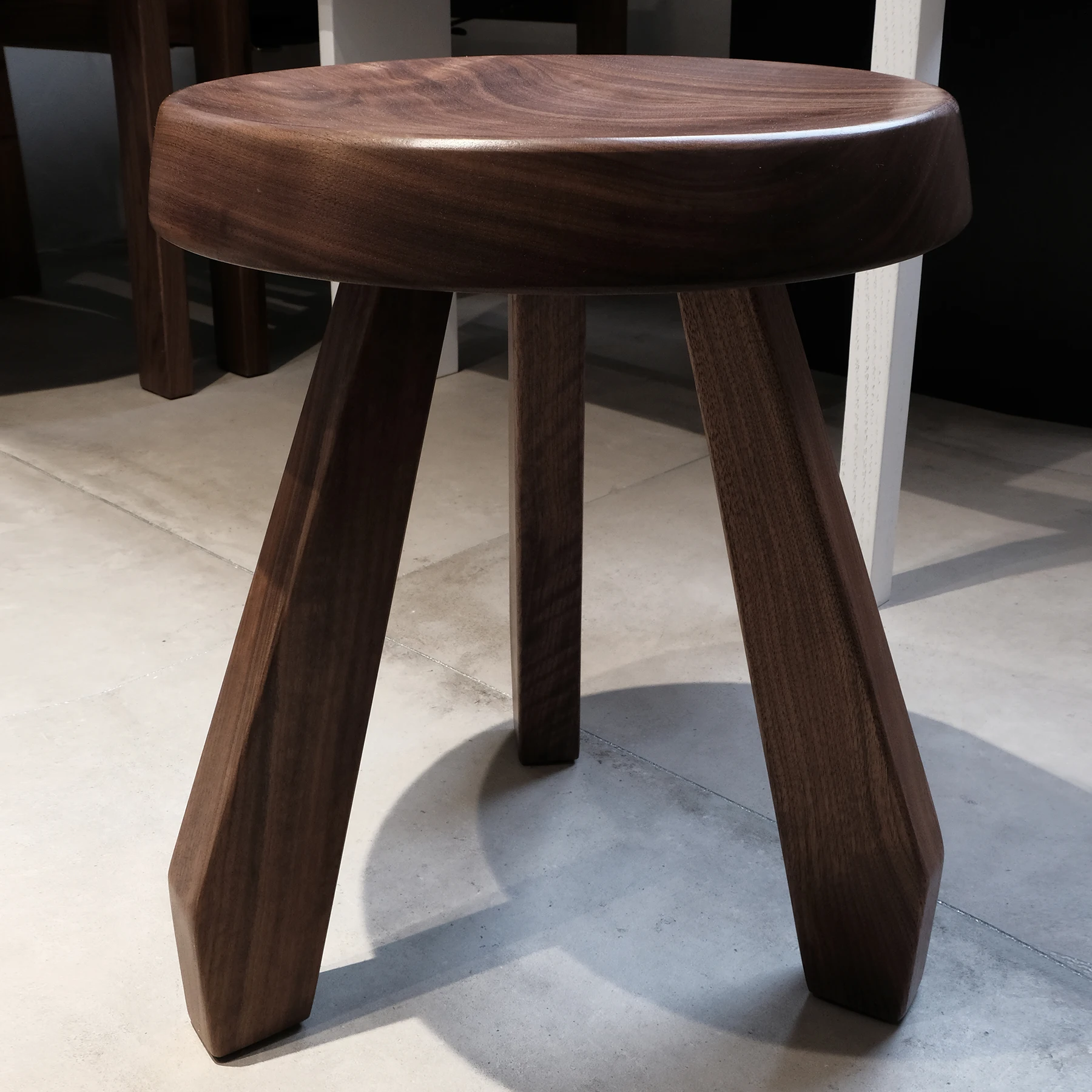 Table basse tabouret bas Charlotte, tabouret bas en bois massif, noyer, table d'appoint
