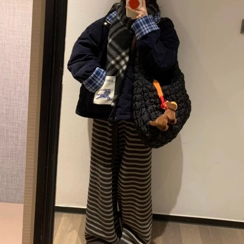 เสื้อแจ็คเก็ตผ้าฝ้ายบุนวมลายสก็อตสีน้ำเงินกรมท่าสไตล์เรโทรสำหรับผู้หญิง ใส่สบายในฤดูหนาว ทรงหลวม ขนาดเล็ก อุ่น