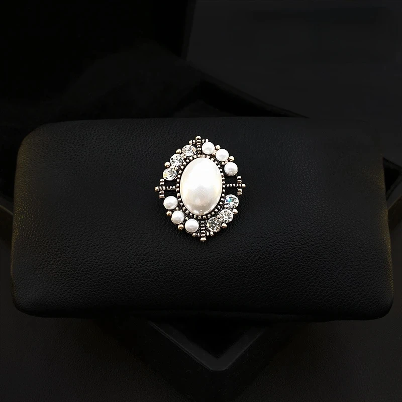 

1350 Exquisite Retro Small Oval Brooch High-End Women Round Court Neckline Accessories Suit Pins Pearl Rhinestone Jewelry Gifts