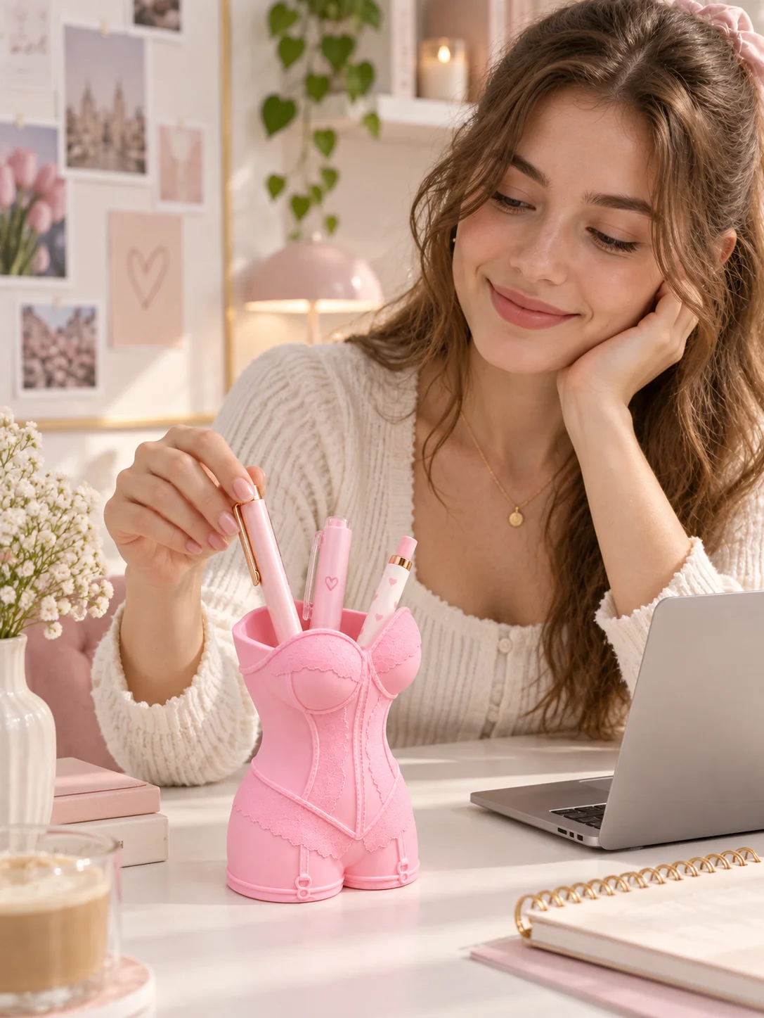 Millennial-Style Pink Waist-Shaped Pen Holder, Human Body Design Desktop Storage Box, Makeup Brush Storage Holder, Dressing Table Storage Rack, Sweet and Cool Design to Easily Create a Space Atmosphere, Suitable for Home Bedroom Dressing Table, Office Desk, Light Pink Color to Match Girly Room Decor, Both a Storage Container and a Decorative Piece, Enhances the Space's Sweet and Cool Vibe and Tidy Appearance