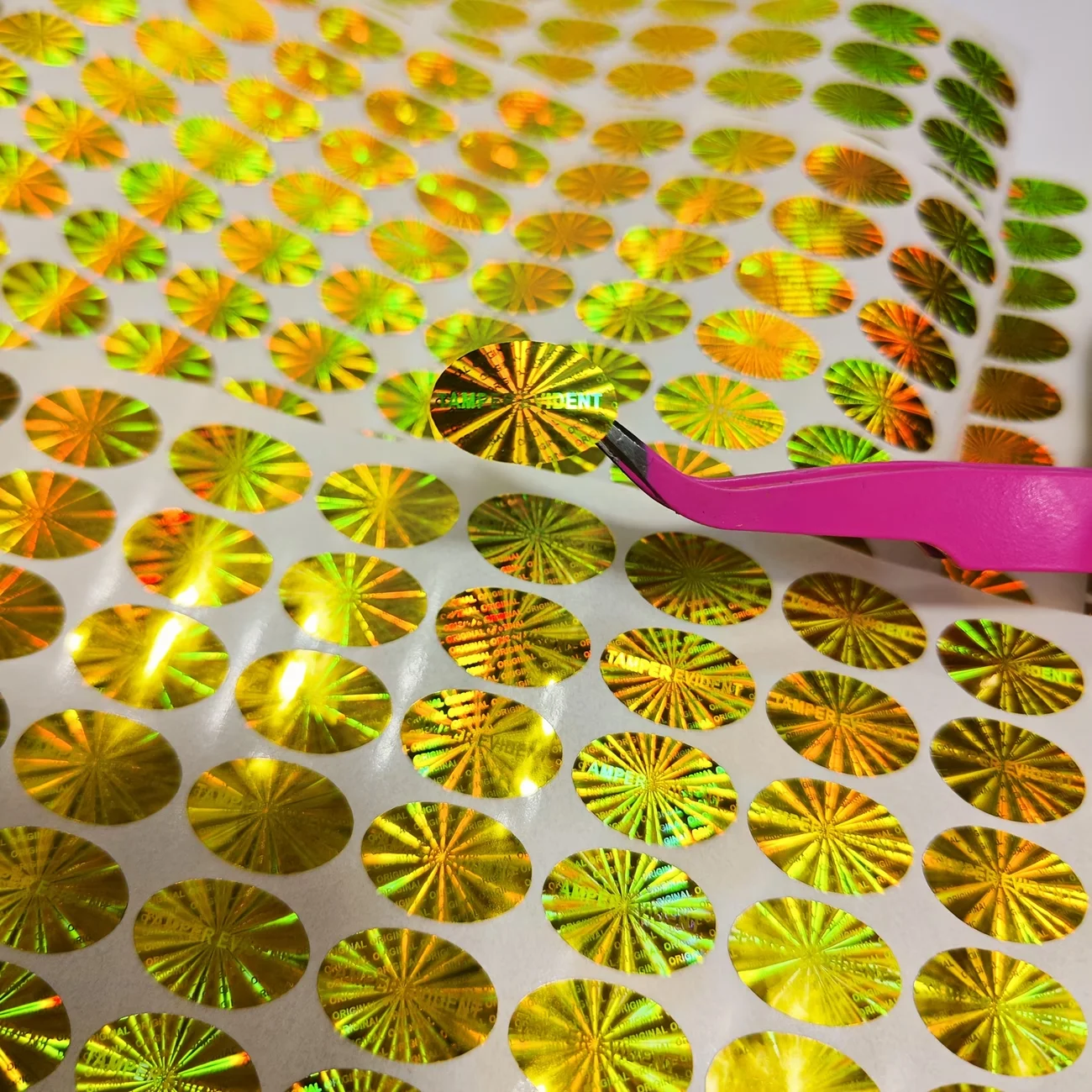 

1000 шт. маленьких золотых голографических клейких наклеек, лазерные одноразовые защитные этикетки для мобильных телефонов и ноутбуков