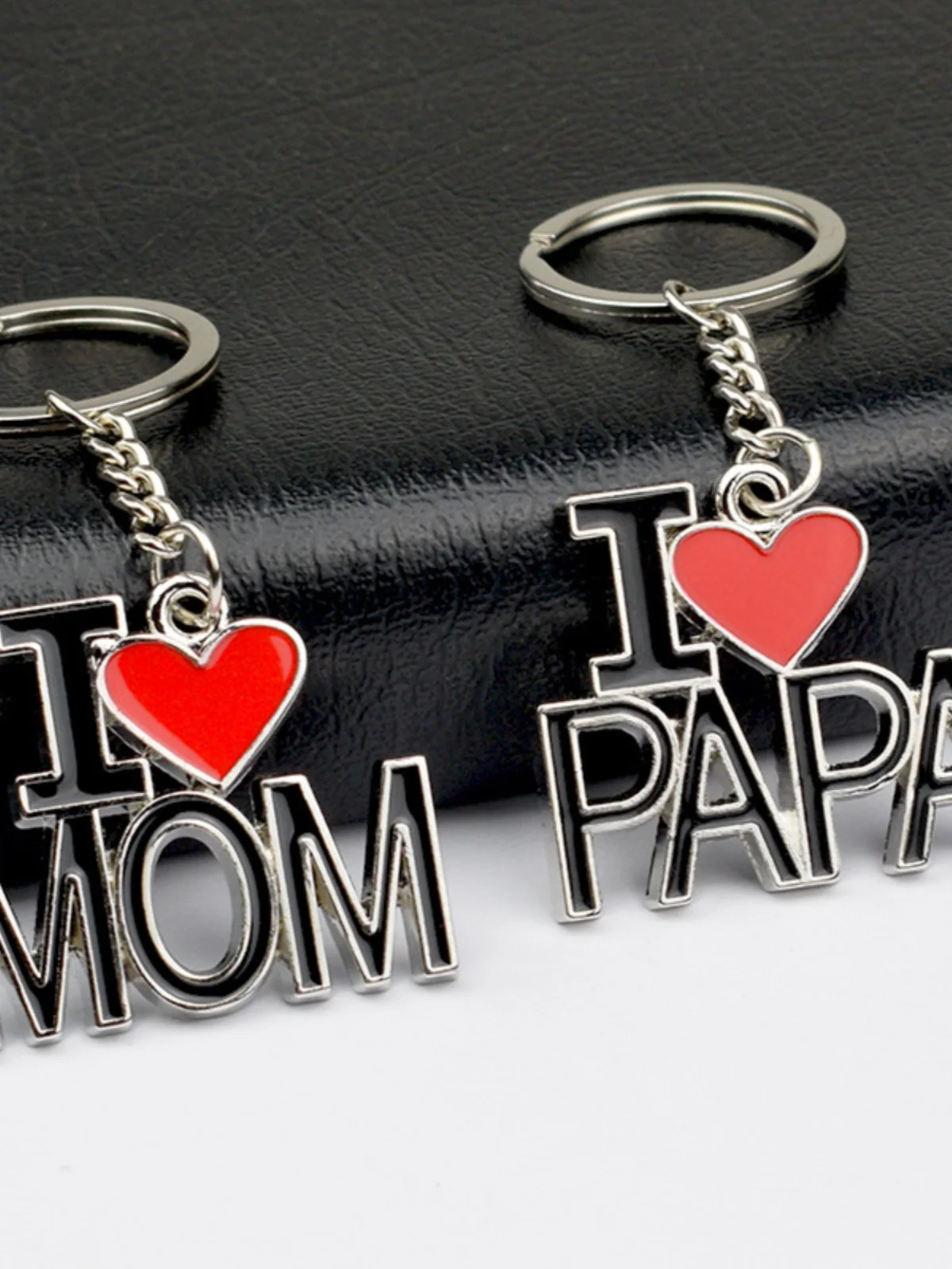 I Love Papa Mom Creative Metal Letter Keychain Father's Day Mother's Day Gift Giveaway