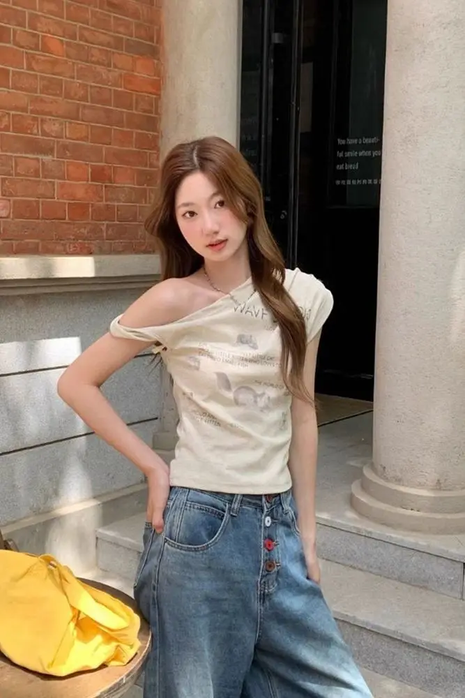 2026 American Spicy Girl Print Short Sleeved T-shirt Women Summer Design Sense Irregular Off Shoulder Short Top