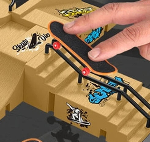 【BBS】1 Set Mini Fingertip Skateboard Kit Children Finger Sports Toys Finger Skateboard Game Park Site Step Ramp Scene Props Gift