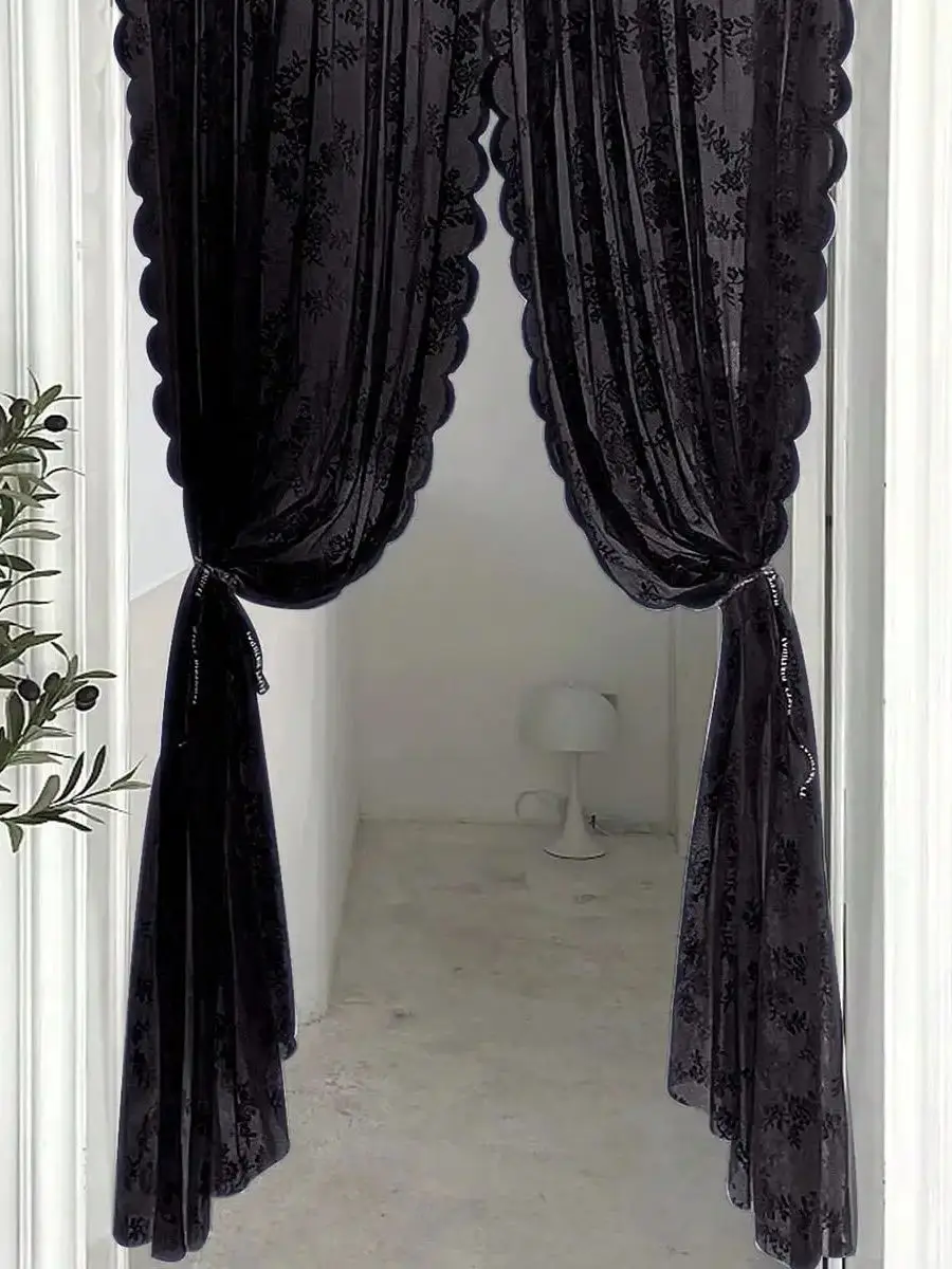 SCHWARZE Vorhangplatte mit floraler Spitze und transparenter Stangentasche – Detail 1