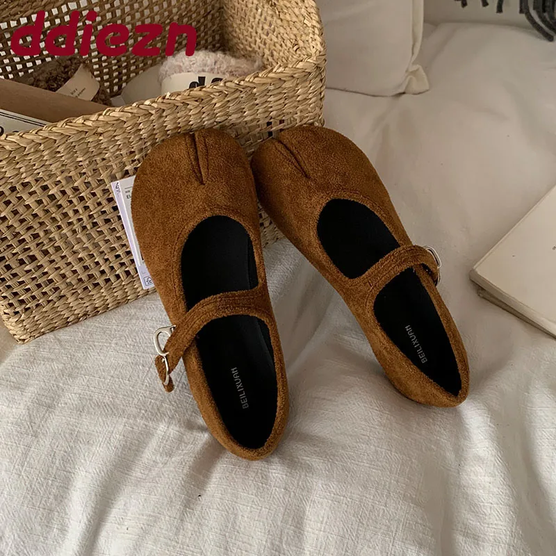 

Новые модные женские туфли Мэри Джейн из флока с странным носком на плоской подошве, мягкая женская обувь на мелкой подошве с пряжкой и ремешком, женские туфли на плоской подошве с обувью